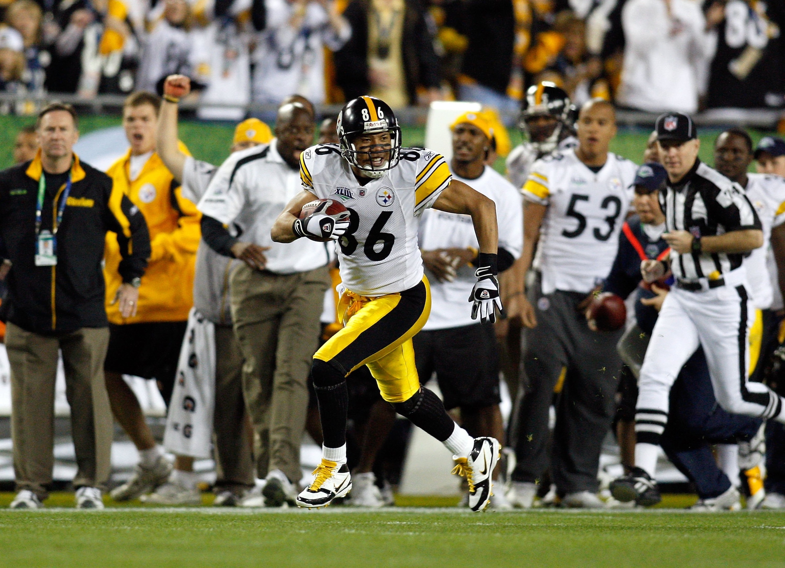 TAMPA, FL - FEBRUARY 01:  Wide receiver Hines Ward #86 of the Pittsburgh Steelers runs for yards after the catch against the Arizona Cardinals during Super Bowl XLIII on February 1, 2009 at Raymond James Stadium in Tampa, Florida. Steelers won 27-23. (Pho