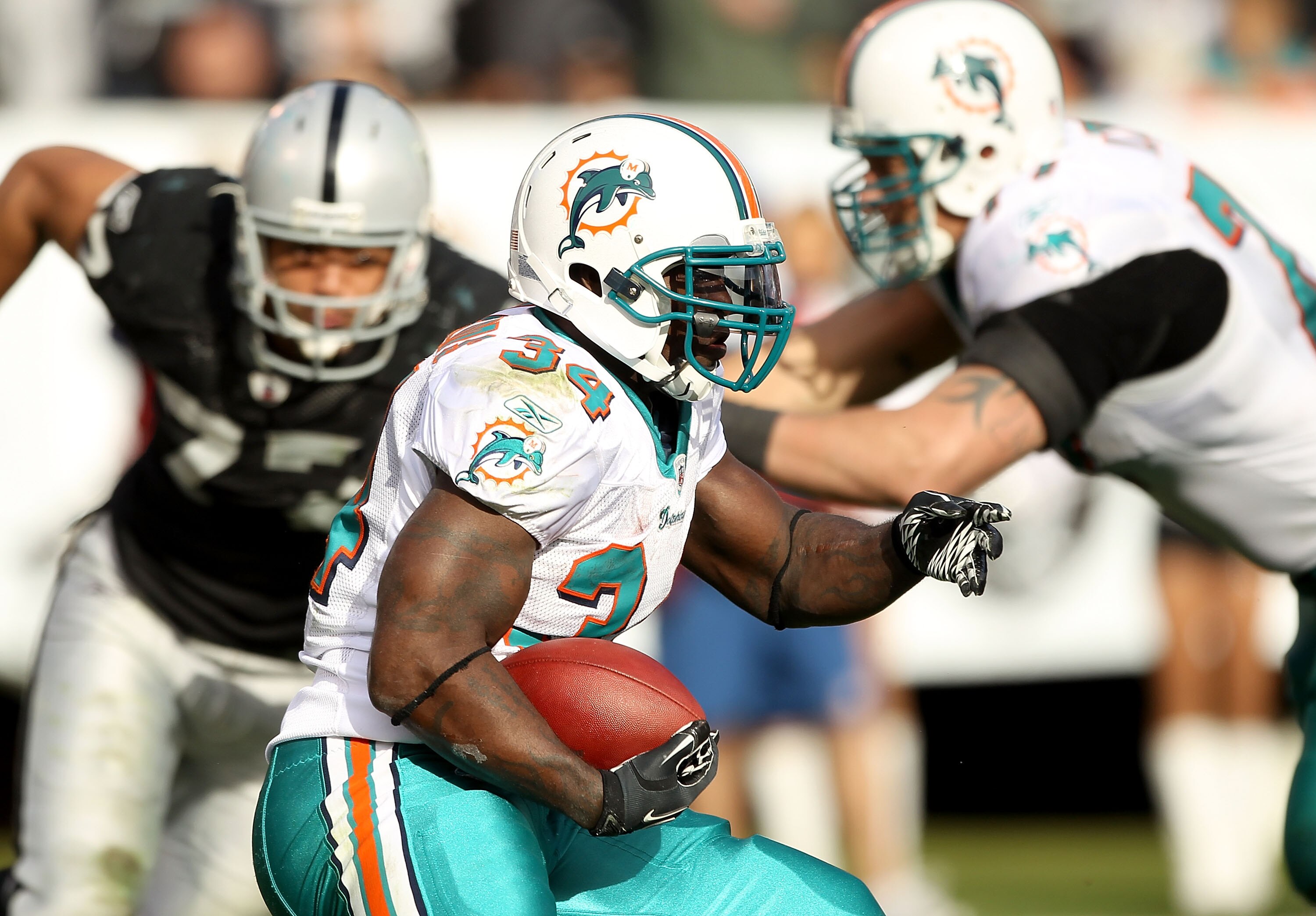OAKLAND, CA - NOVEMBER 28:  Ricky Williams #34 of the Miami Dolphins in action against the Oakland Raiders at Oakland-Alameda County Coliseum on November 28, 2010 in Oakland, California.  (Photo by Ezra Shaw/Getty Images)