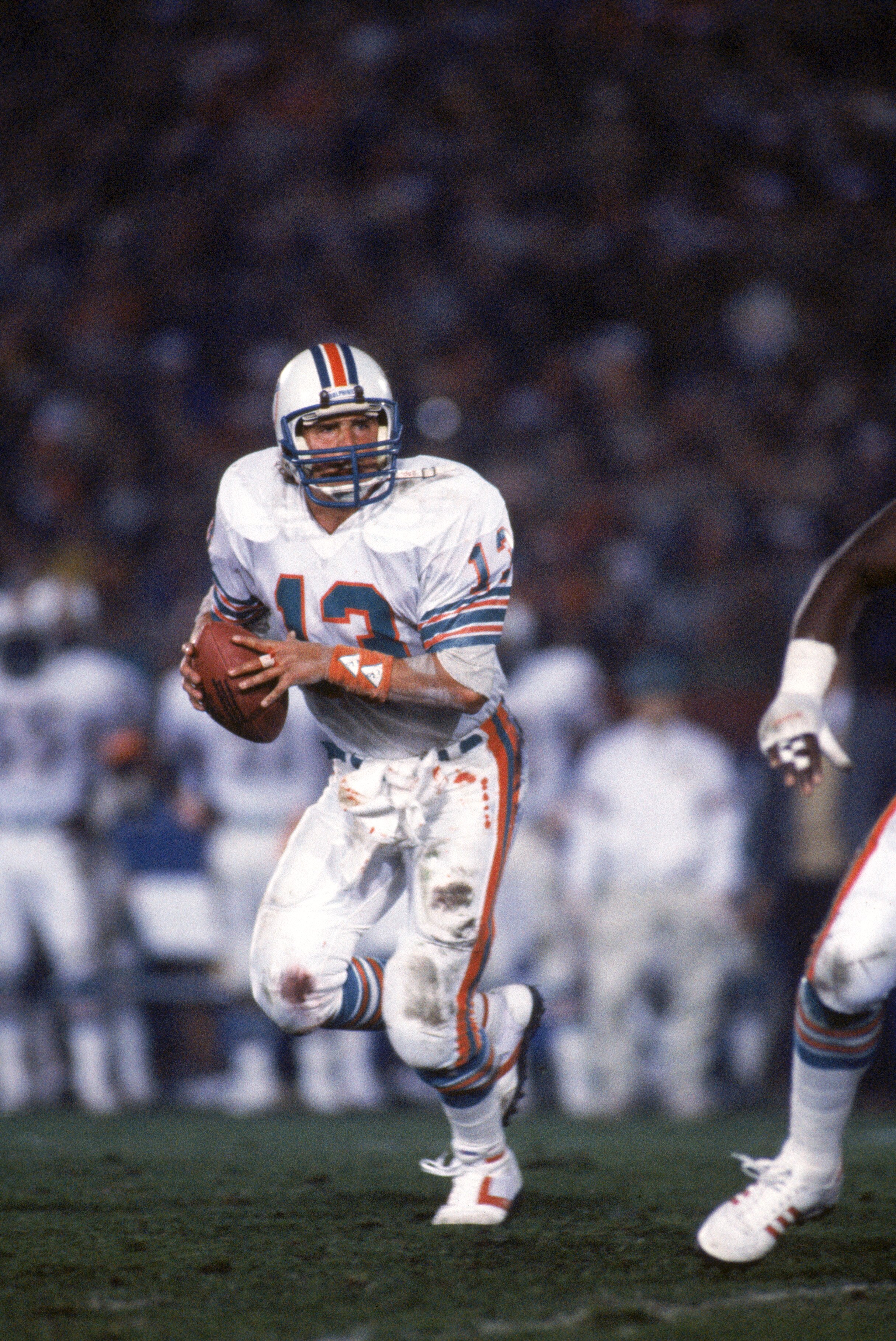 STANFORD, CA - JANUARY 20:  Quarterback Dan Marino #20 of the Miami Dolphins looks for a receiver as he runs with the ball during Super Bowl XIX against the San Francisco 49ers at Stanford Stadium on January 20, 1985 in Stanford, California.   The 49ers w