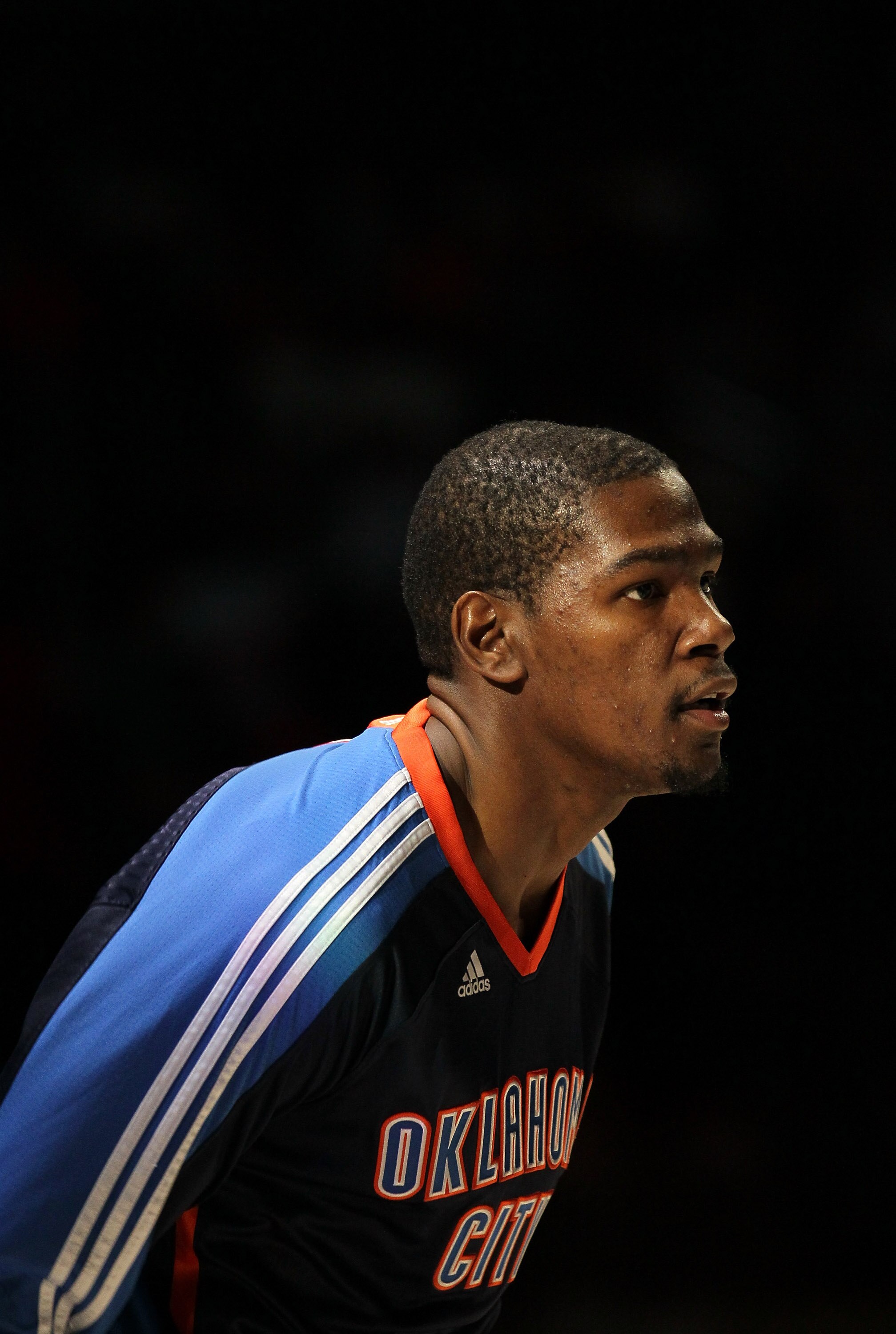 LOS ANGELES, CA - NOVEMBER 03:  Kevin Durant #32 of the Oklahoma City Thunder on the court during introductions for the game with the Los Angeles Clippers at Staples Center on November 3, 2010 in Los Angeles, California.  NOTE TO USER: User expressly ackn