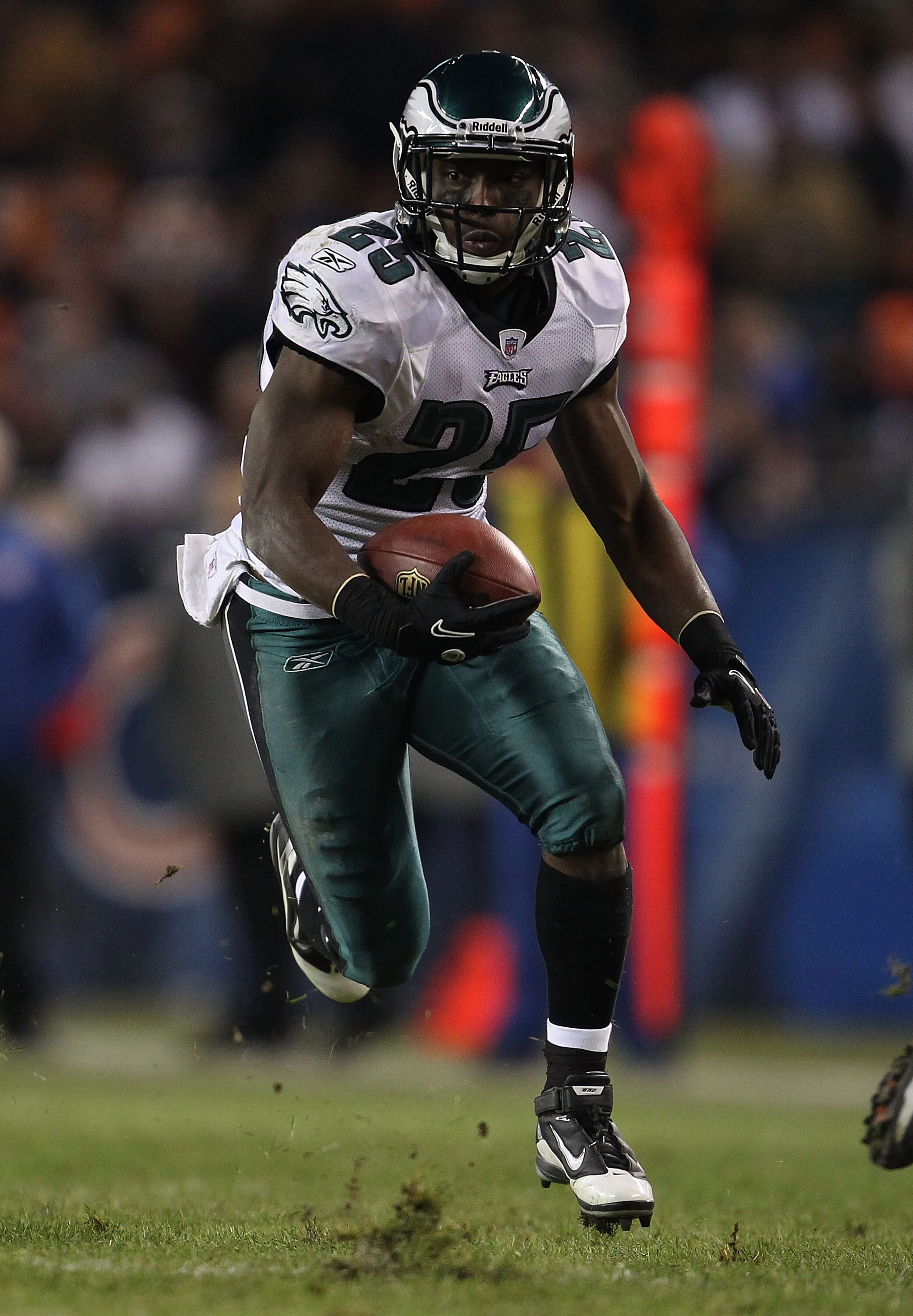 CHICAGO - NOVEMBER 28: LeSean McCoy #25 of the Philadelphia Eagles runs against the Chicago Bears at Soldier Field on November 28, 2010 in Chicago, Illinois. The Bears defeated the Eagles 31-26. (Photo by Jonathan Daniel/Getty Images)