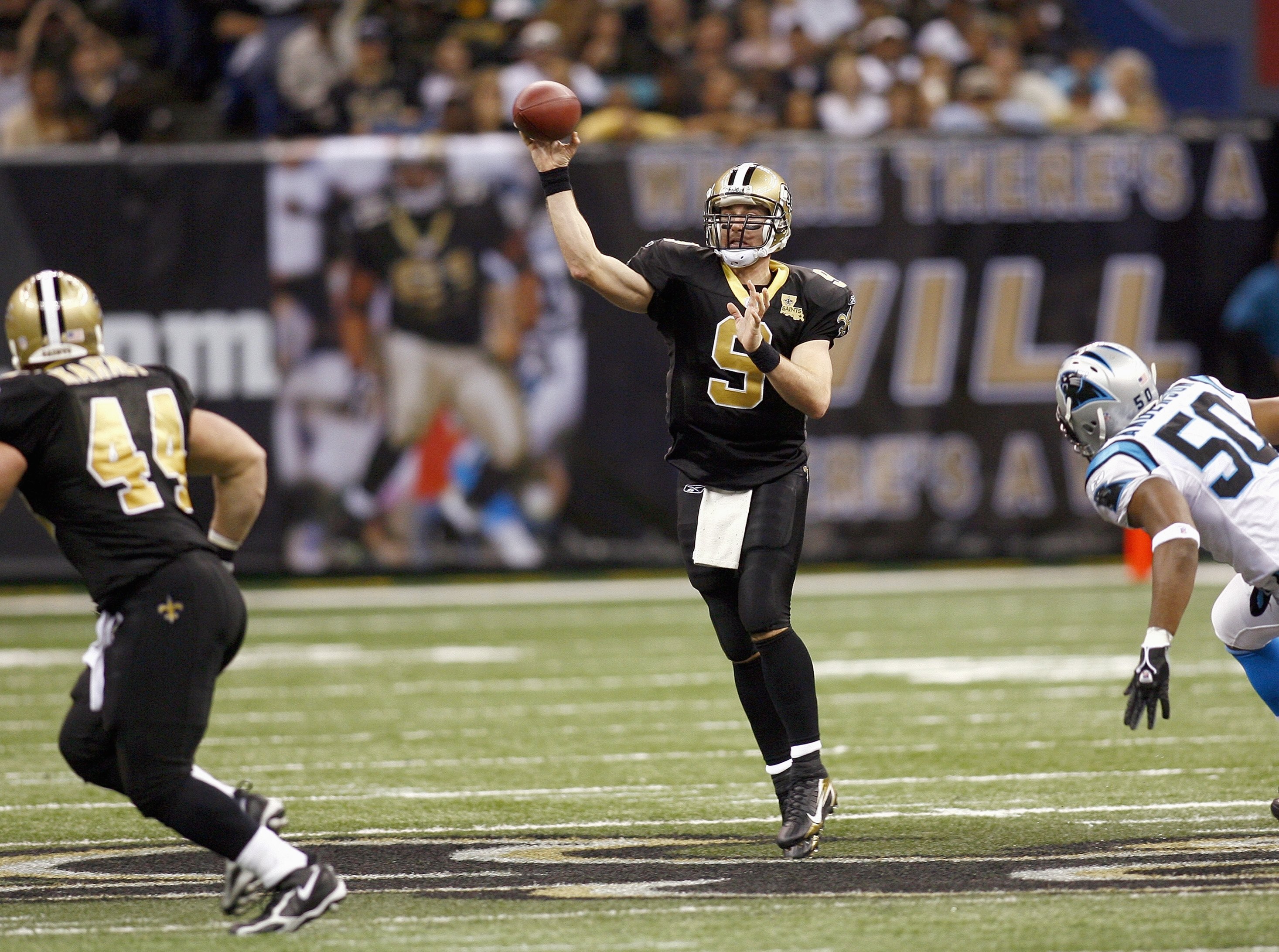 NEW ORLEANS - DECEMBER 31: Drew Brees #9 of the New Orleans Saints passes the ball during the game against the Carolina Panthers on December 31, 2006 at the Superdome in New Orleans, Louisiana. The Panthers defeated the Saints 31-21. (Photo by Chris Grayt
