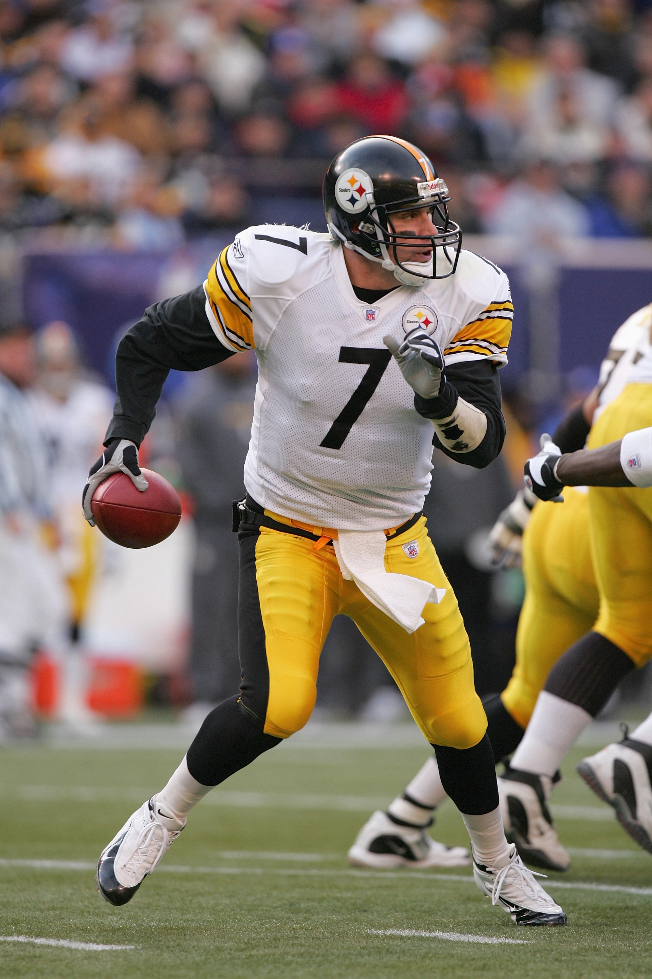 EAST RUTHERFORD, NJ - DECEMBER 18:  Ben Roethlisberger #7 of the Pittsburgh Steelers scrambles during the game against the New York Giants at Giants Stadium on December 18, 2004 in East Rutherford, New Jersey. The Steelers won 33-30.  (Photo by Ezra Shaw/