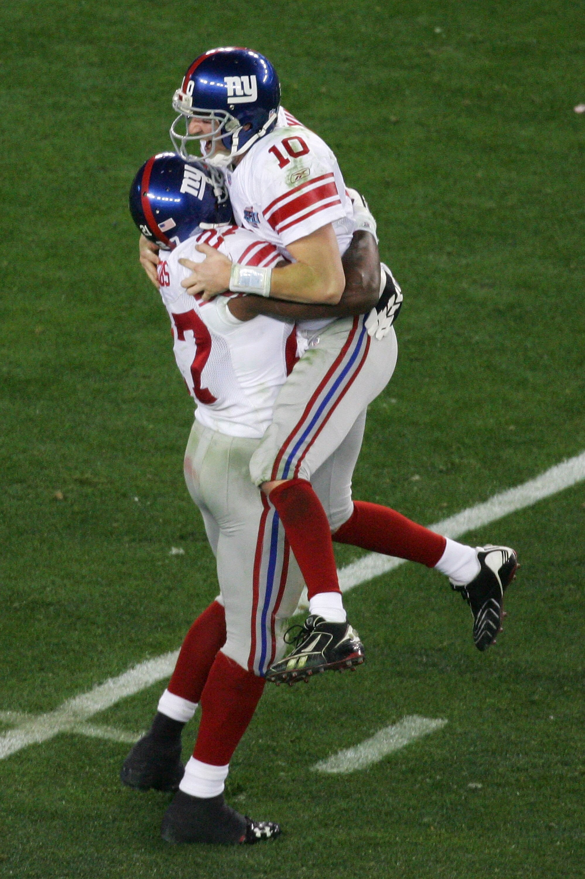 GLENDALE, AZ - FEBRUARY 03:  Quarterback Eli Manning #10 of the New York Giants celebrates with running back Brandon Jacobs #27 after Manning throws to wide receiver Plaxico Burress #17 of the New York Giants as Burress catches a 13-yard touchdown pass in