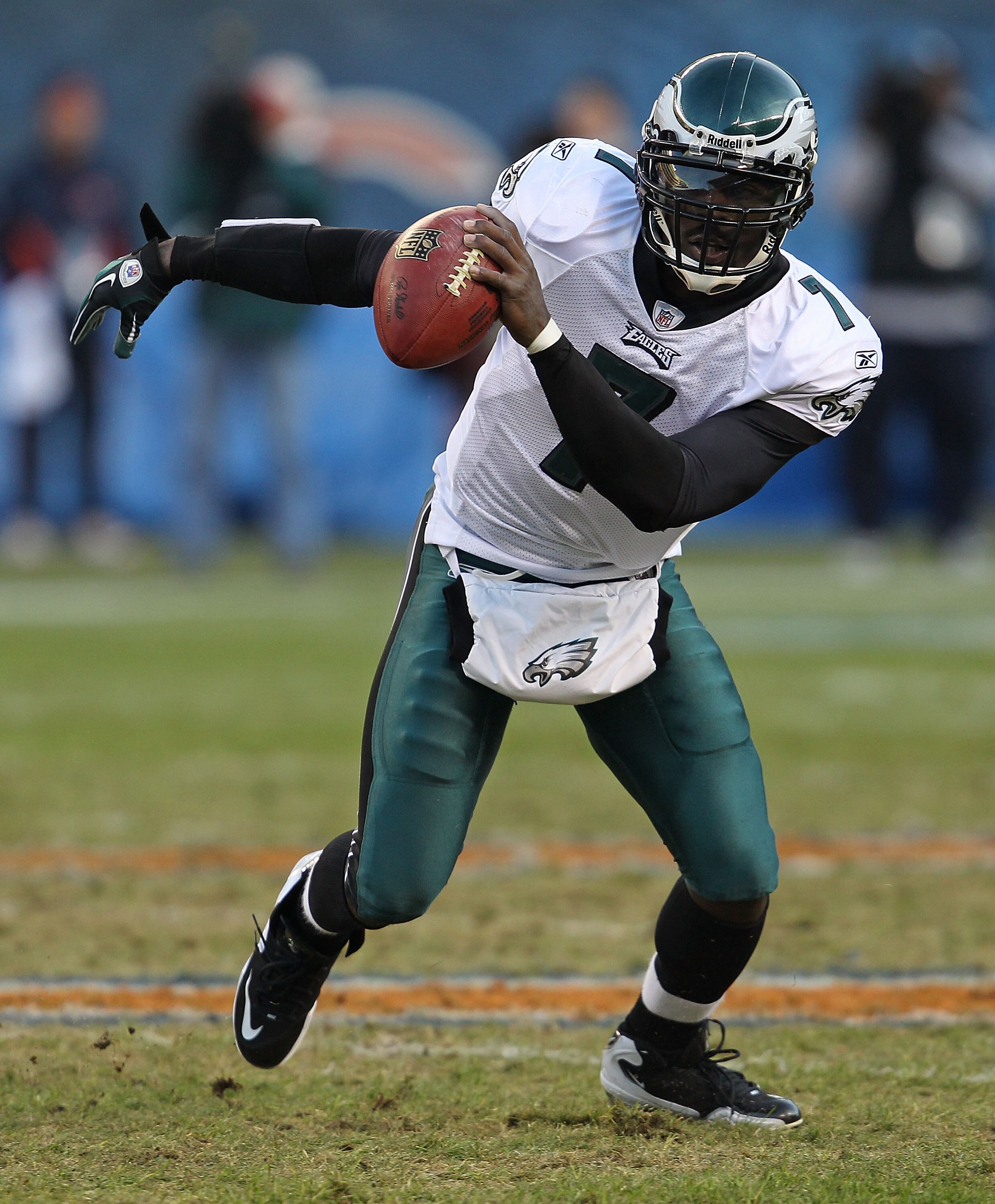 CHICAGO - NOVEMBER 28: Michael Vick #7 of the Philadelphia Eagles runs against the Chicago Bears trail the play at Soldier Field on November 28, 2010 in Chicago, Illinois. The Bears defeated the Eagles 31-26. (Photo by Jonathan Daniel/Getty Images)