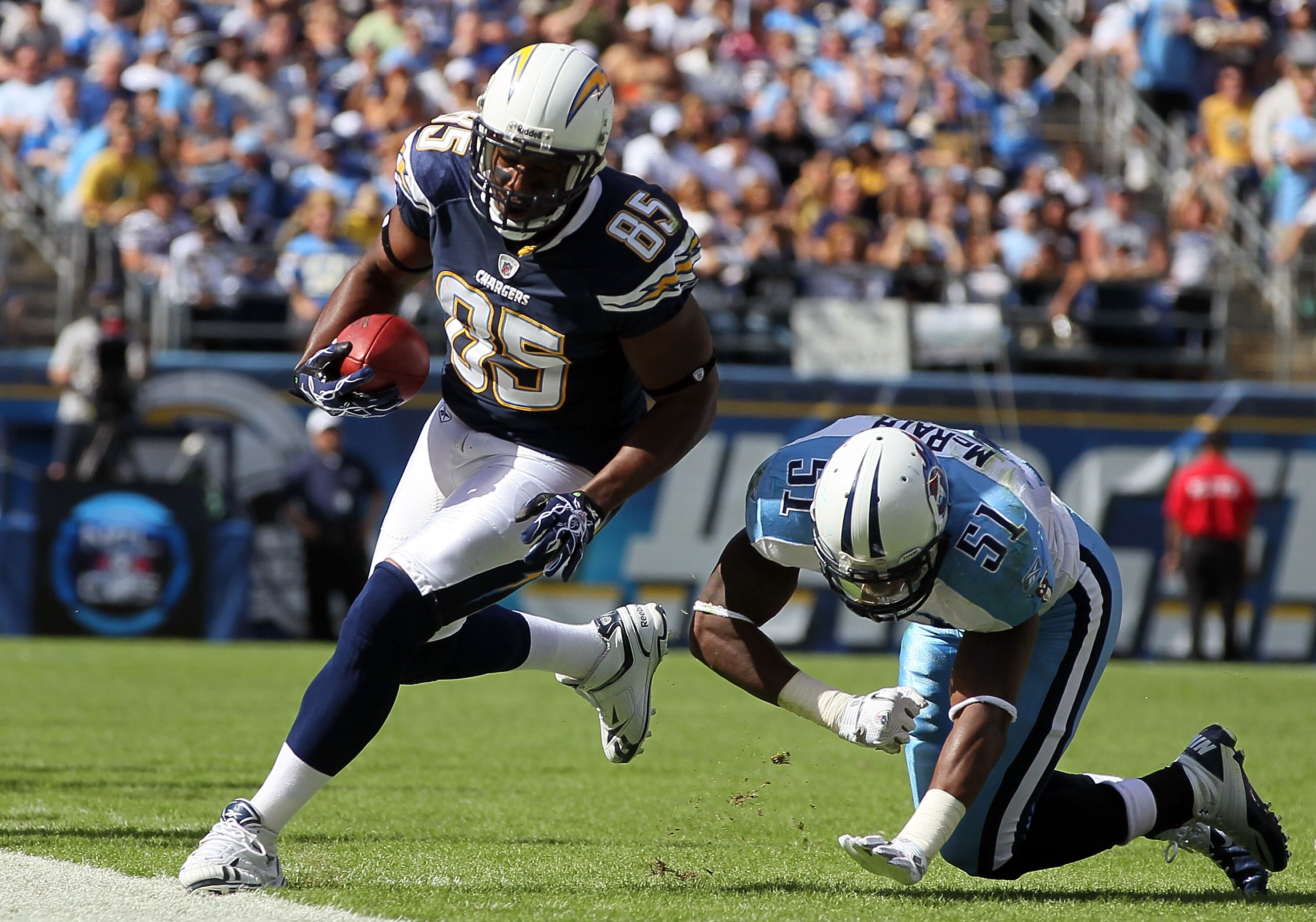 SAN DIEGO - OCTOBER 31:  Antonio Gates #85 of the San Diego Chargers scores against the Tennessee Titans in the game at Qualcomm Stadium on October 31, 2010 in San Diego, California. The Chargers defeated the Titans 33-25.  (Photo by Jeff Gross/Getty Imag