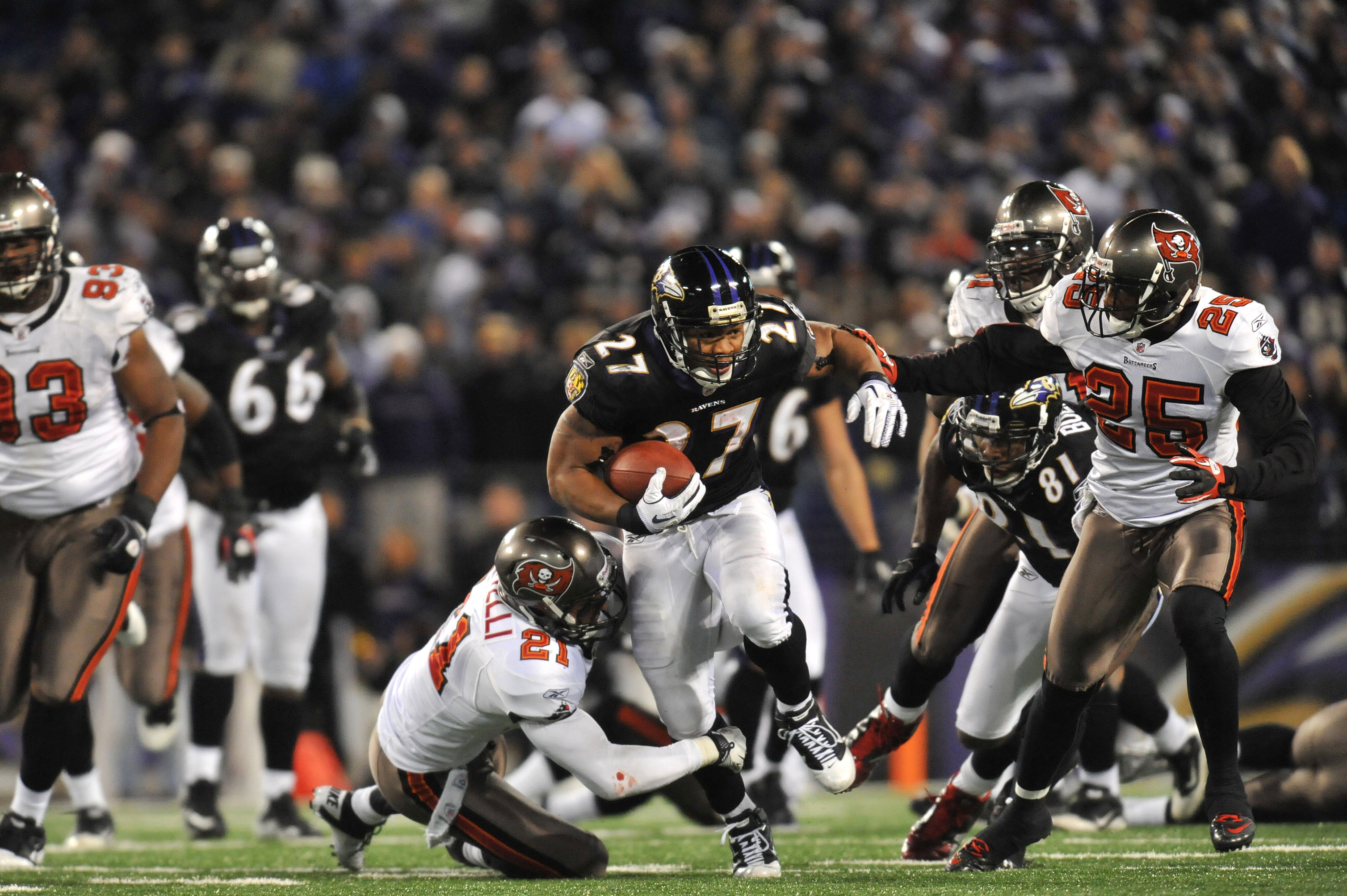 BALTIMORE, MD - NOVEMBER 28:  Ray Rice #27 of the Baltimore Ravens runs the ball against the Tampa Bay Buccaneers at M&T Bank Stadium on November 28, 2010 in Baltimore, Maryland. The Ravens defeated the Buccaneers 17-10. (Photo by Larry French/Getty Image