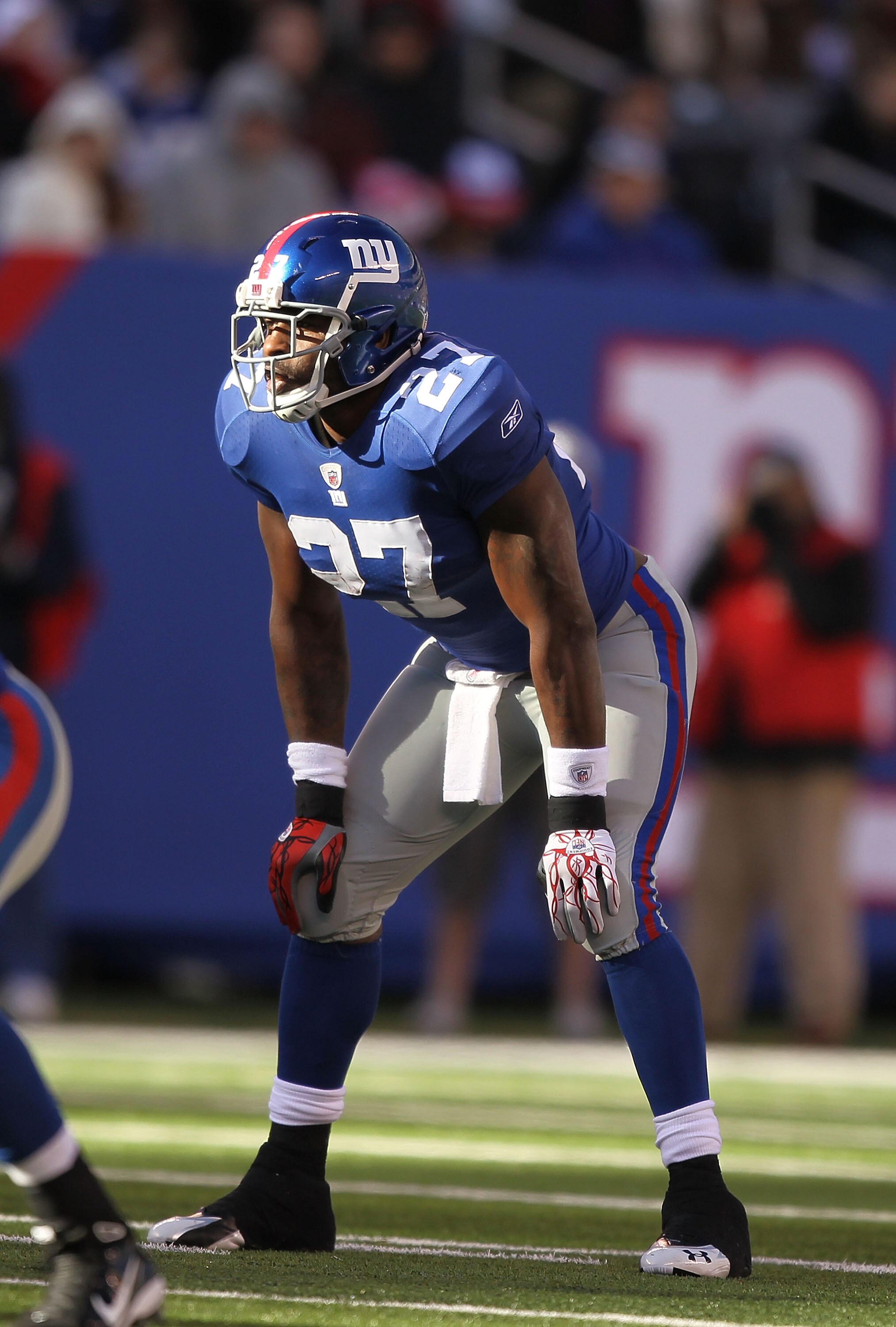 EAST RUTHERFORD, NJ - NOVEMBER 28:  Brandon Jacobs #27 of the New York Giants in action against the Jacksonville Jaguars  during their game on November 28, 2010 at The New Meadowlands Stadium in East Rutherford, New Jersey.  (Photo by Al Bello/Getty Image