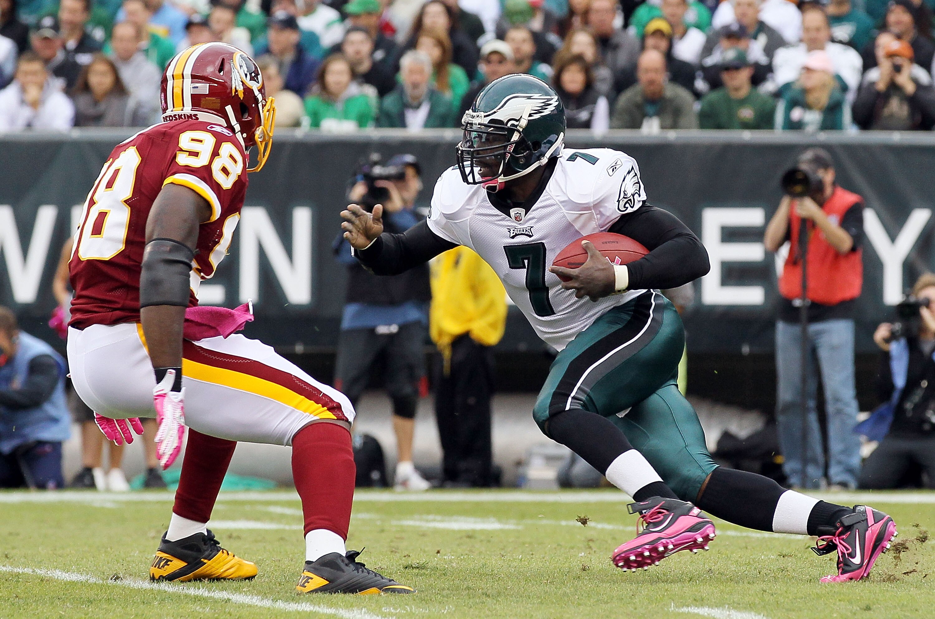 PHILADELPHIA - OCTOBER 03:  Michael Vick #7 of the Philadelphia Eagles runs the ball against Brian Orakpo #98 of the Washington Redskins on October 3, 2010 at Lincoln Financial Field in Philadelphia, Pennsylvania.  (Photo by Jim McIsaac/Getty Images)