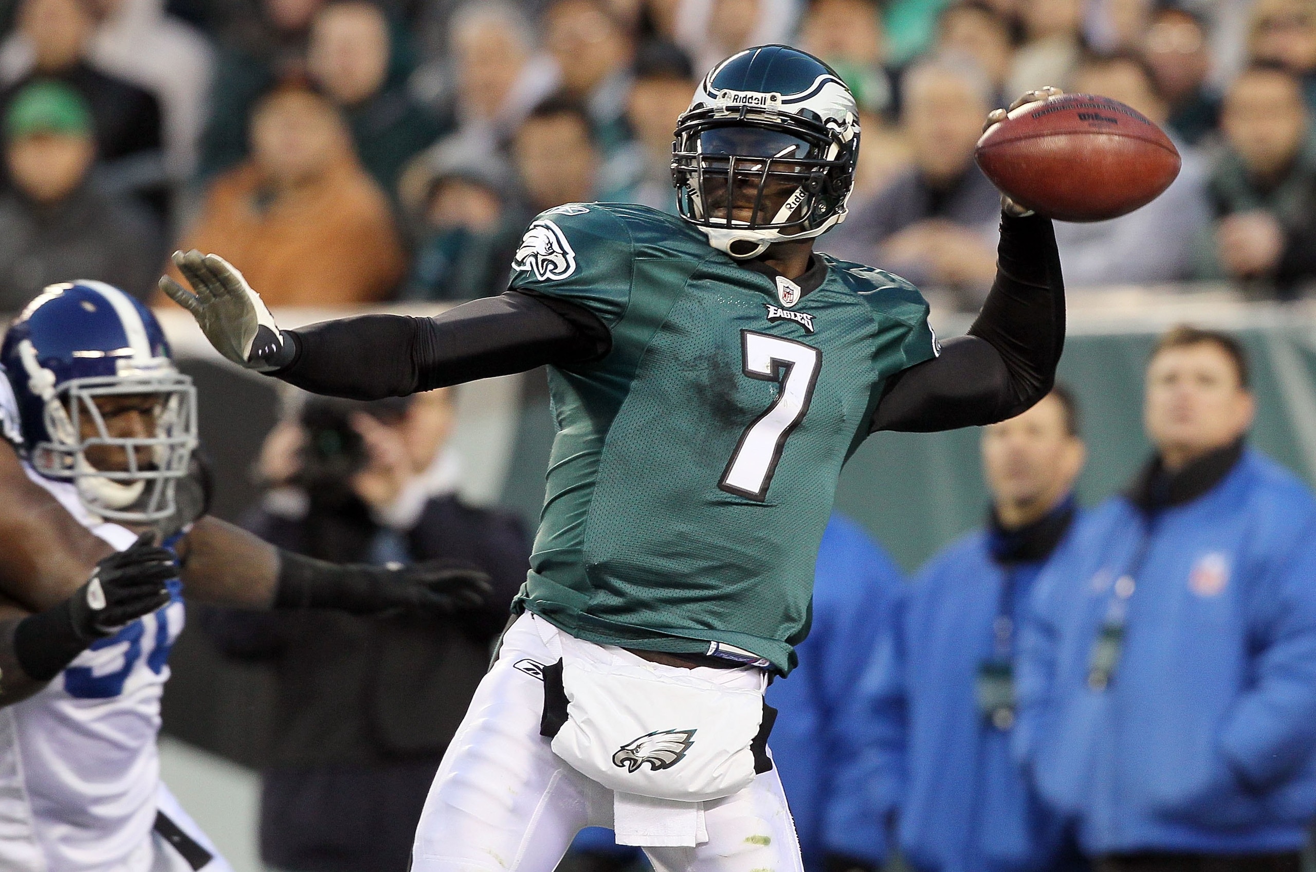 PHILADELPHIA - NOVEMBER 07:  Michael Vick #7 of the Philadelphia Eagles in action against the Indianapolis Colts on November 7, 2010 at Lincoln Financial Field in Philadelphia, Pennsylvania.  (Photo by Jim McIsaac/Getty Images)