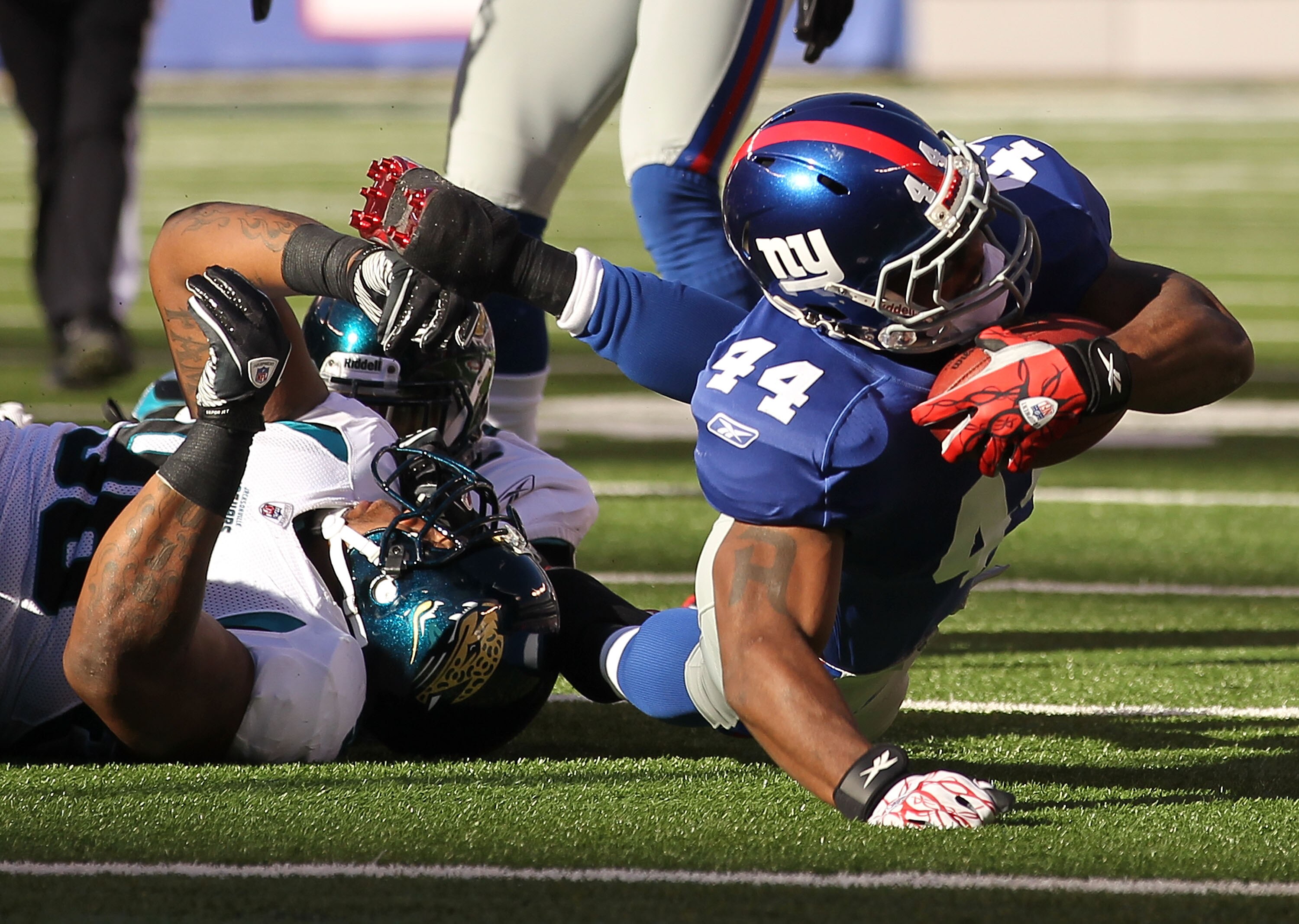 EAST RUTHERFORD, NJ - NOVEMBER 28:  Ahmad Bradshaw #44 of the New York Giants runs with the ball as Courtney Greene #36 of the Jacksonville Jaguars attempts the tackle during their game on November 28, 2010 at The New Meadowlands Stadium in East Rutherfor