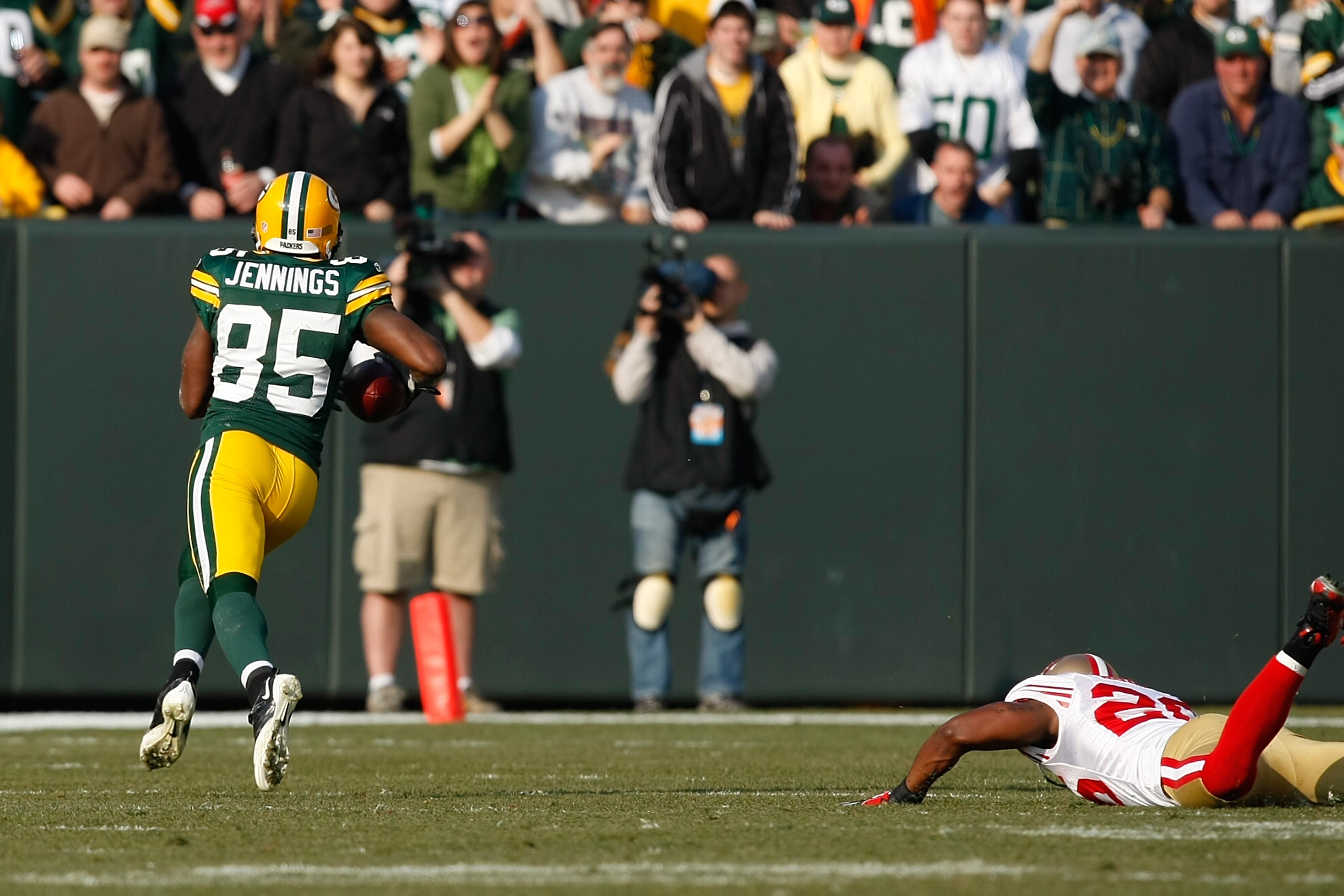 GREEN BAY, WI - NOVEMBER 22: Wide receiver Greg Jennings #85 of the Green Bay Packers runs for a touchdown after a pass reception against the San Francisco 49ers at Lambeau Field on November 22, 2009 in Green Bay, Wisconsin. The Packers defeated the 49ers
