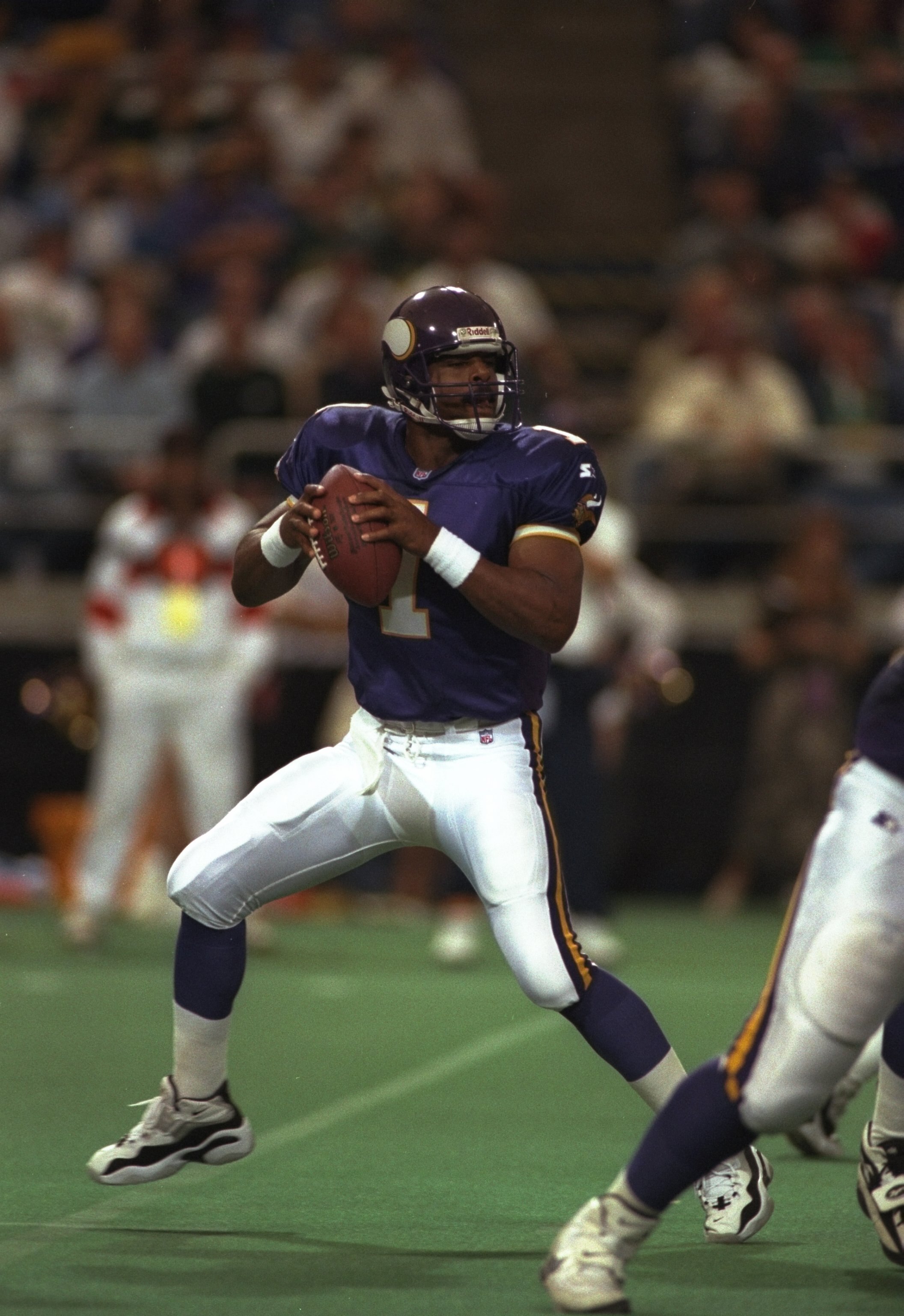 22 Sep 1996:  Quarterback Warren Moon of the Minnesota Vikings looks down field for an open receiver as he drops back to pass during a play in the Vikings 30-21 victory over the Packers at the Metrodome in Minneapolis, Minnesota.   Mandatory Credit: Matth
