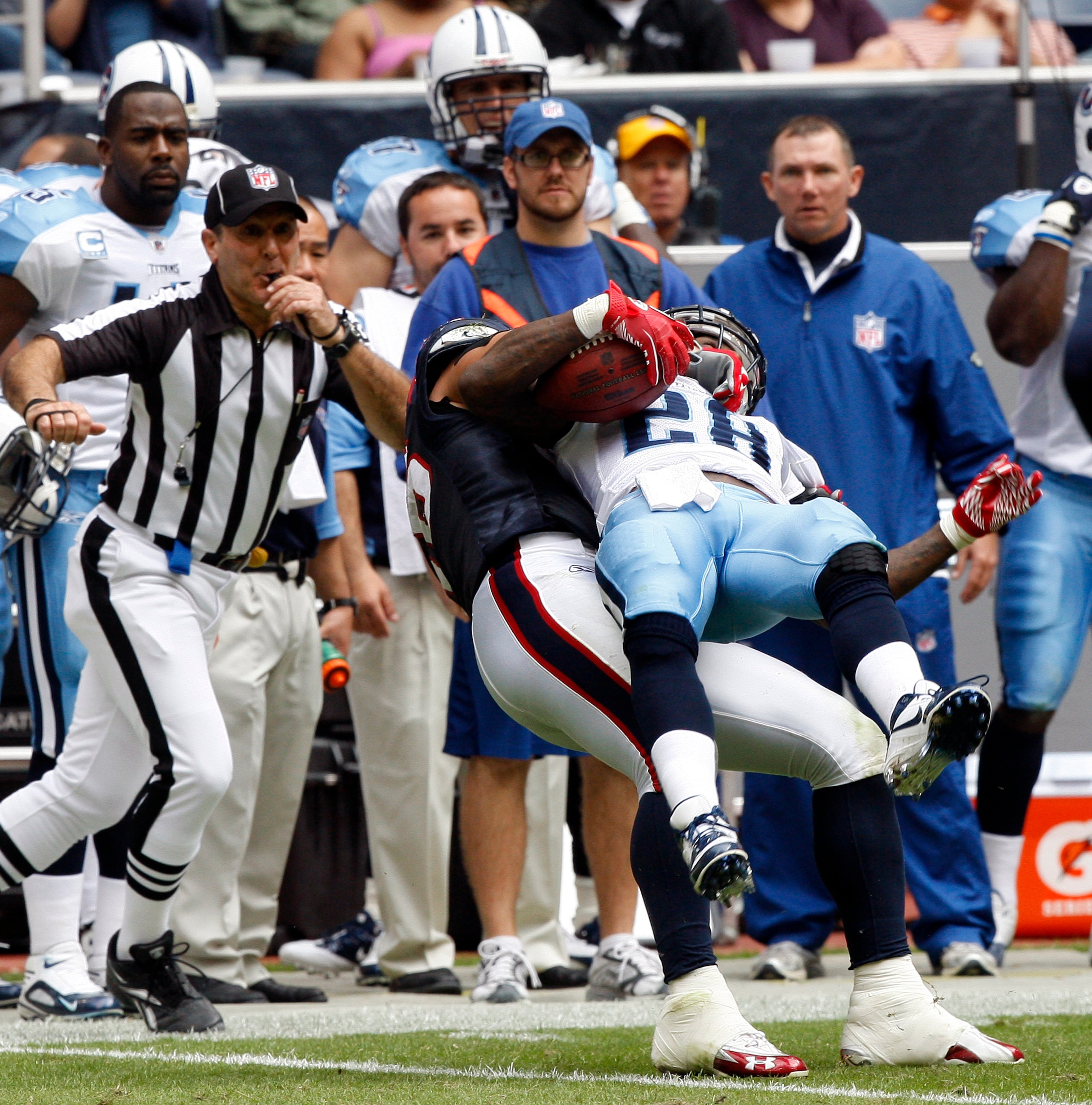 HOUSTON - NOVEMBER 28: LInebacker Brian Cushing #56 of the Houston Texans throws running back Chris Johnson #28 of the Tennessee Titans out of bounds in the seond quarter at Reliant Stadium on November 28, 2010 in Houston, Texas. (Photo by Bob Levey/Get HOUSTON - NOVEMBER 28: LInebacker Brian Cushing #56 of the Houston Texans throws running back Chris Johnson #28 of the Tennessee Titans out of bounds in the seond quarter at Reliant Stadium on November 28, 2010 in Houston, Texas. (Photo by Bob Levey/Get