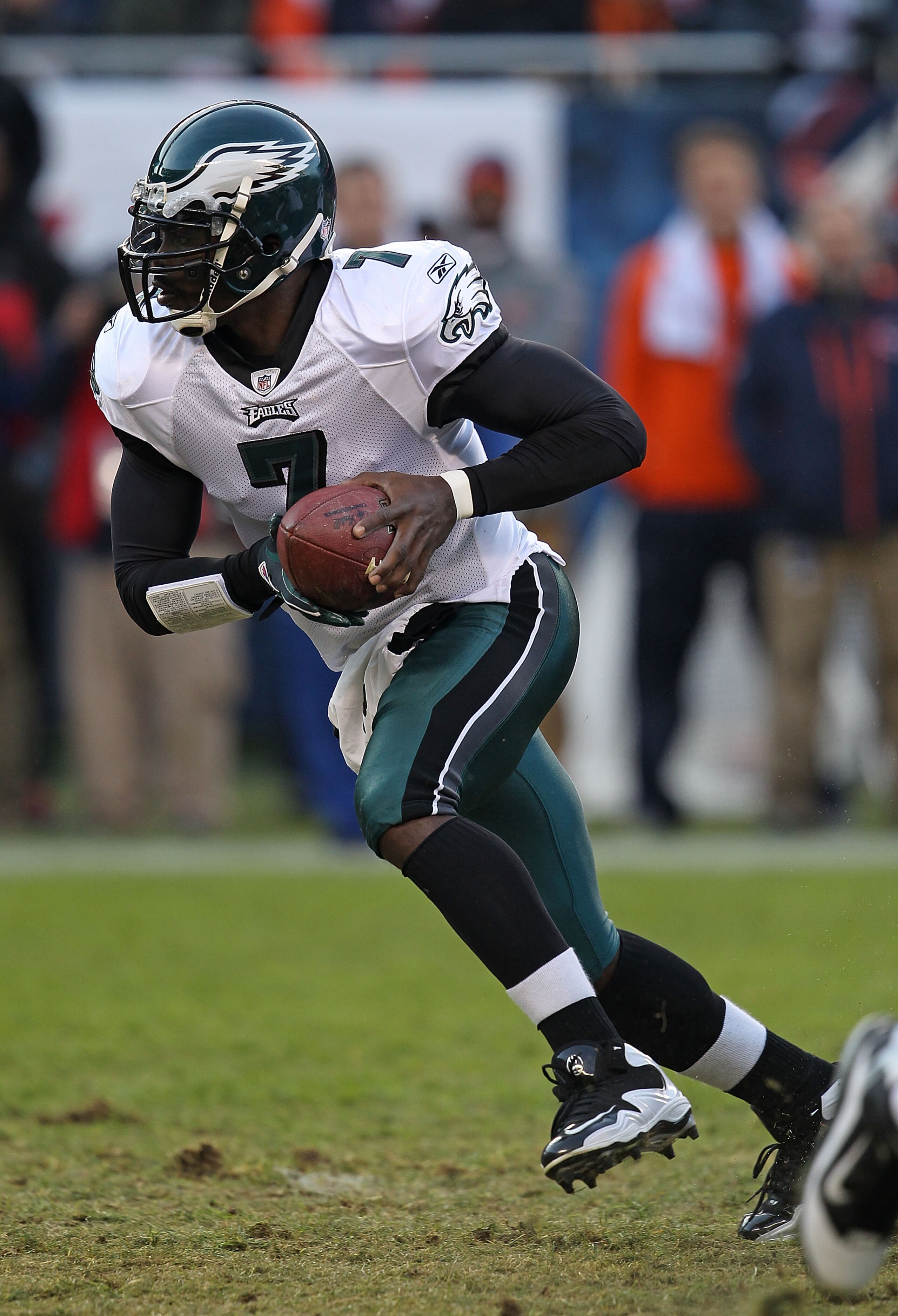 CHICAGO - NOVEMBER 28: Michael Vick #7 of the Philadelphia Eagles runs against the Chicago Bears trail the play at Soldier Field on November 28, 2010 in Chicago, Illinois. The Bears defeated the Eagles 31-26. (Photo by Jonathan Daniel/Getty Images)