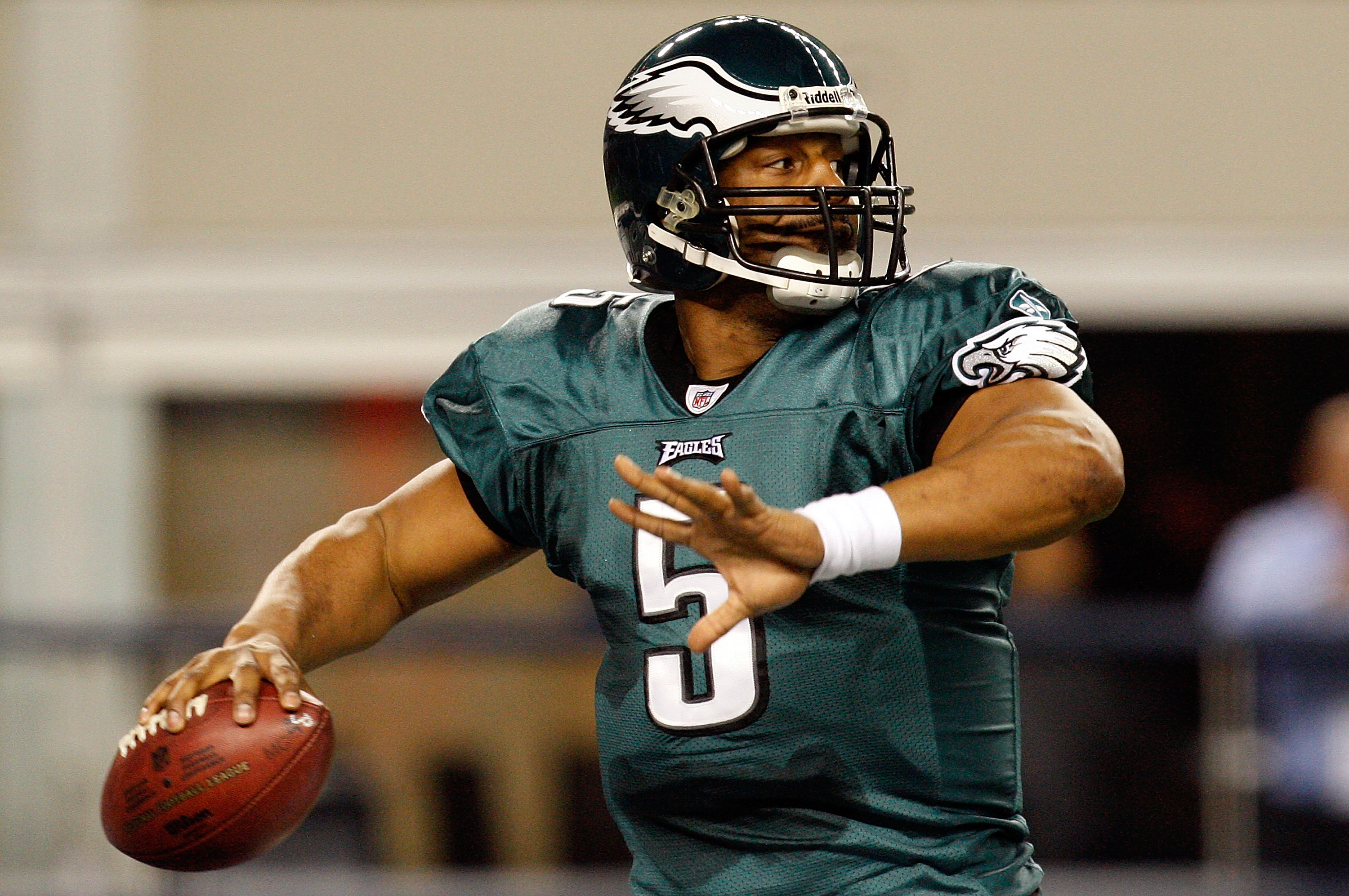 ARLINGTON, TX - JANUARY 03:  Quarterback Donovan McNabb #5 of the Philadelphia Eagles throws against the Dallas Cowboys at Cowboys Stadium on January 3, 2010 in Arlington, Texas.  (Photo by Ronald Martinez/Getty Images)