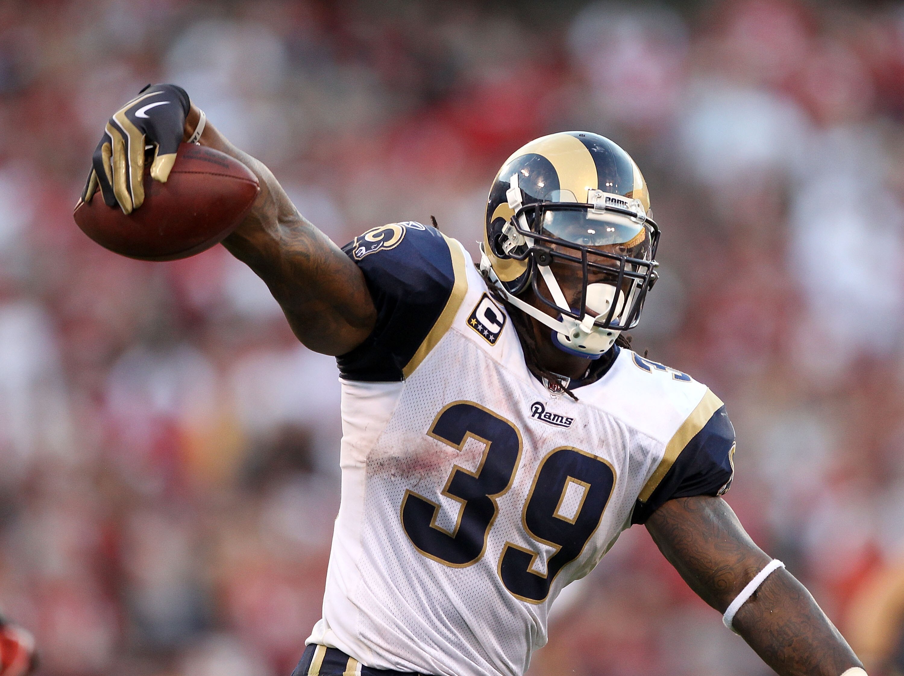 SAN FRANCISCO - NOVEMBER 14:  Steven Jackson #39 of the St. Louis Rams in action against the San Francisco 49ers at Candlestick Park on November 14, 2010 in San Francisco, California.  (Photo by Ezra Shaw/Getty Images)