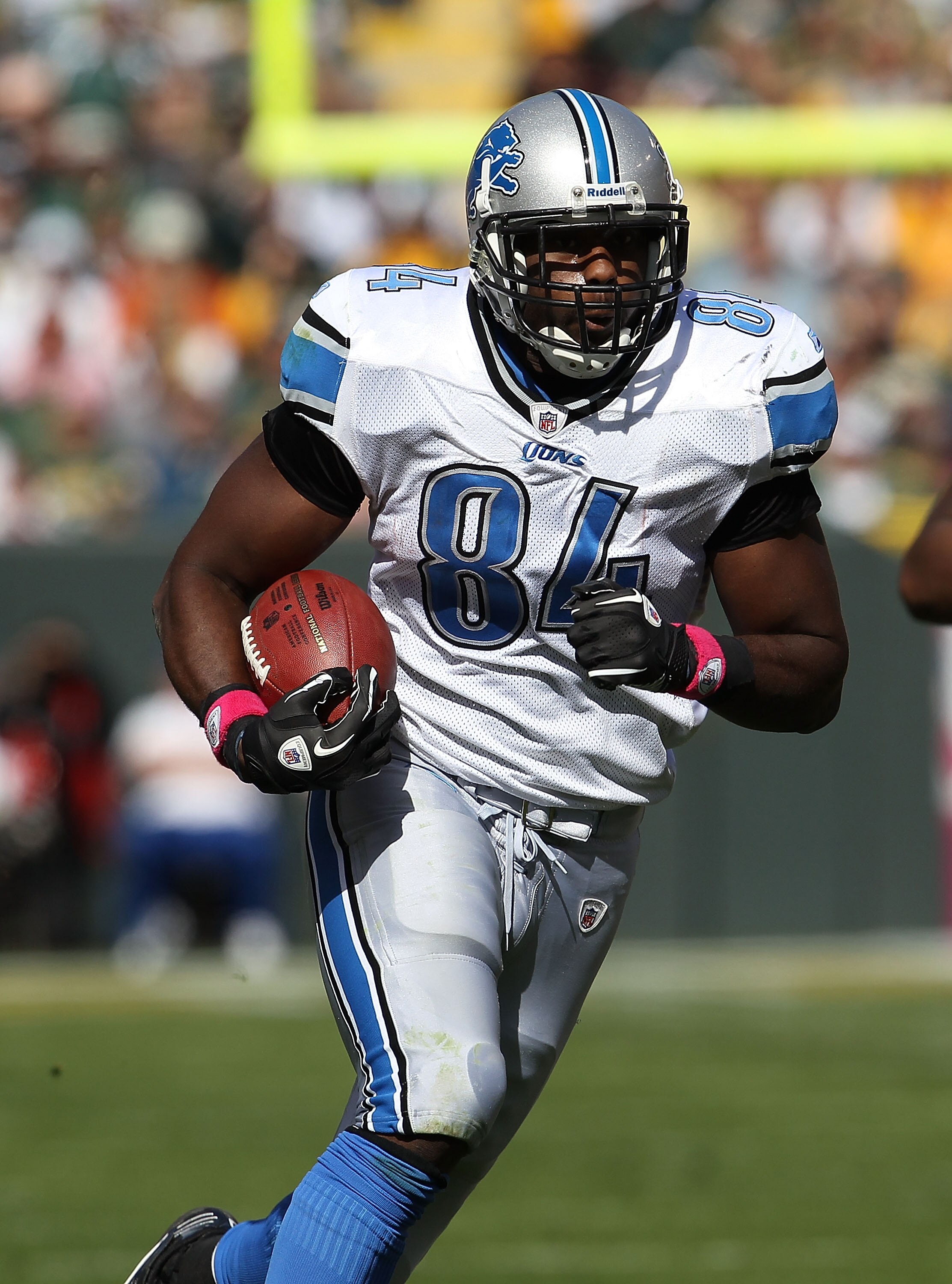GREEN BAY, WI - OCTOBER 03: Brandon Pettigrew #84 of the Detroit Lions runs after a catch against the Green Bay Packers at Lambeau Field on October 3, 2010 in Green Bay, Wisconsin. The Packers defeated the Lions 28-26. (Photo by Jonathan Daniel/Getty Imag