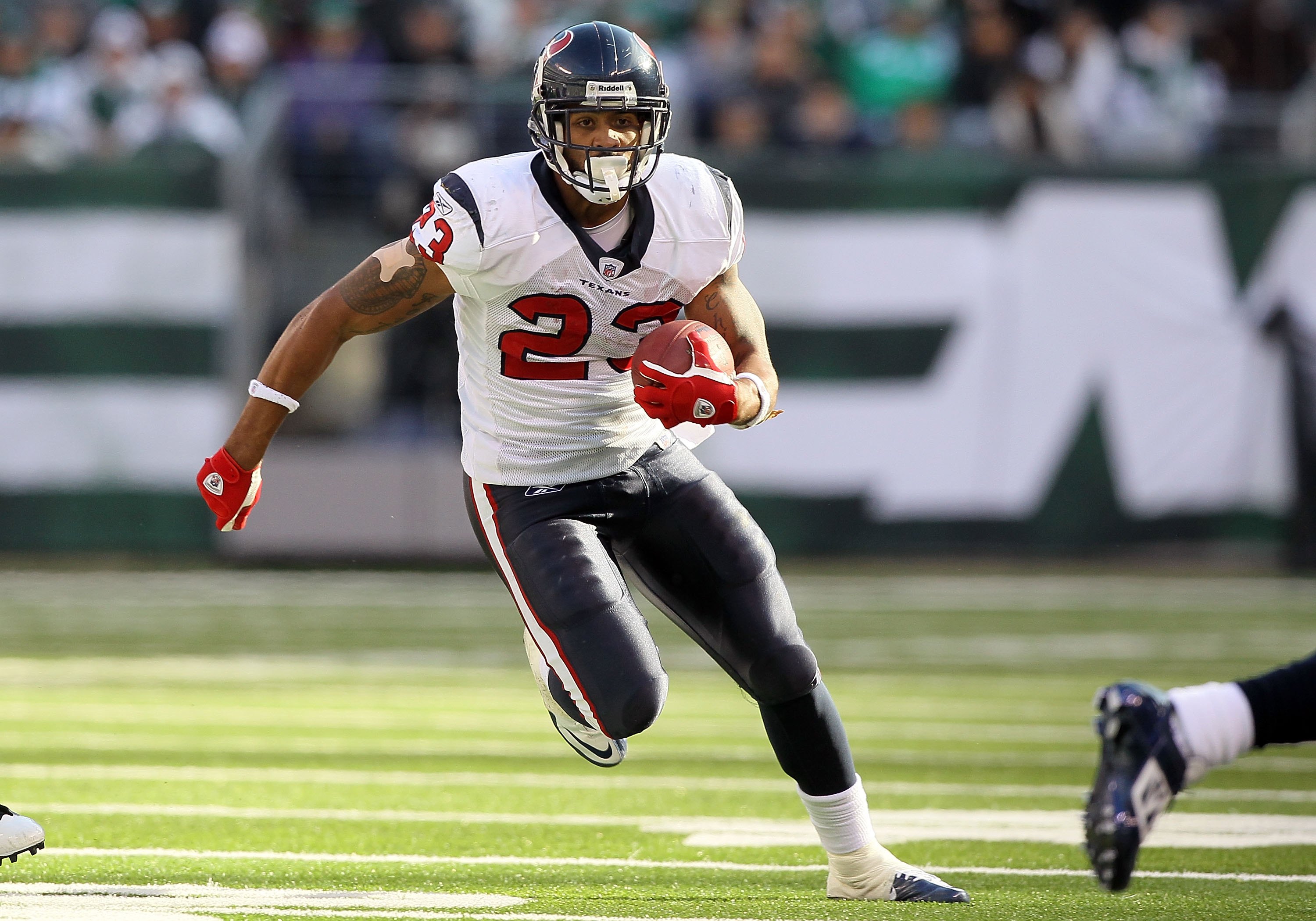 EAST RUTHERFORD, NJ - NOVEMBER 21:  Arian Foster #23 of the Houston Texans runs the ball against the New York Jets on November 21, 2010 at the New Meadowlands Stadium in East Rutherford, New Jersey.  (Photo by Jim McIsaac/Getty Images)