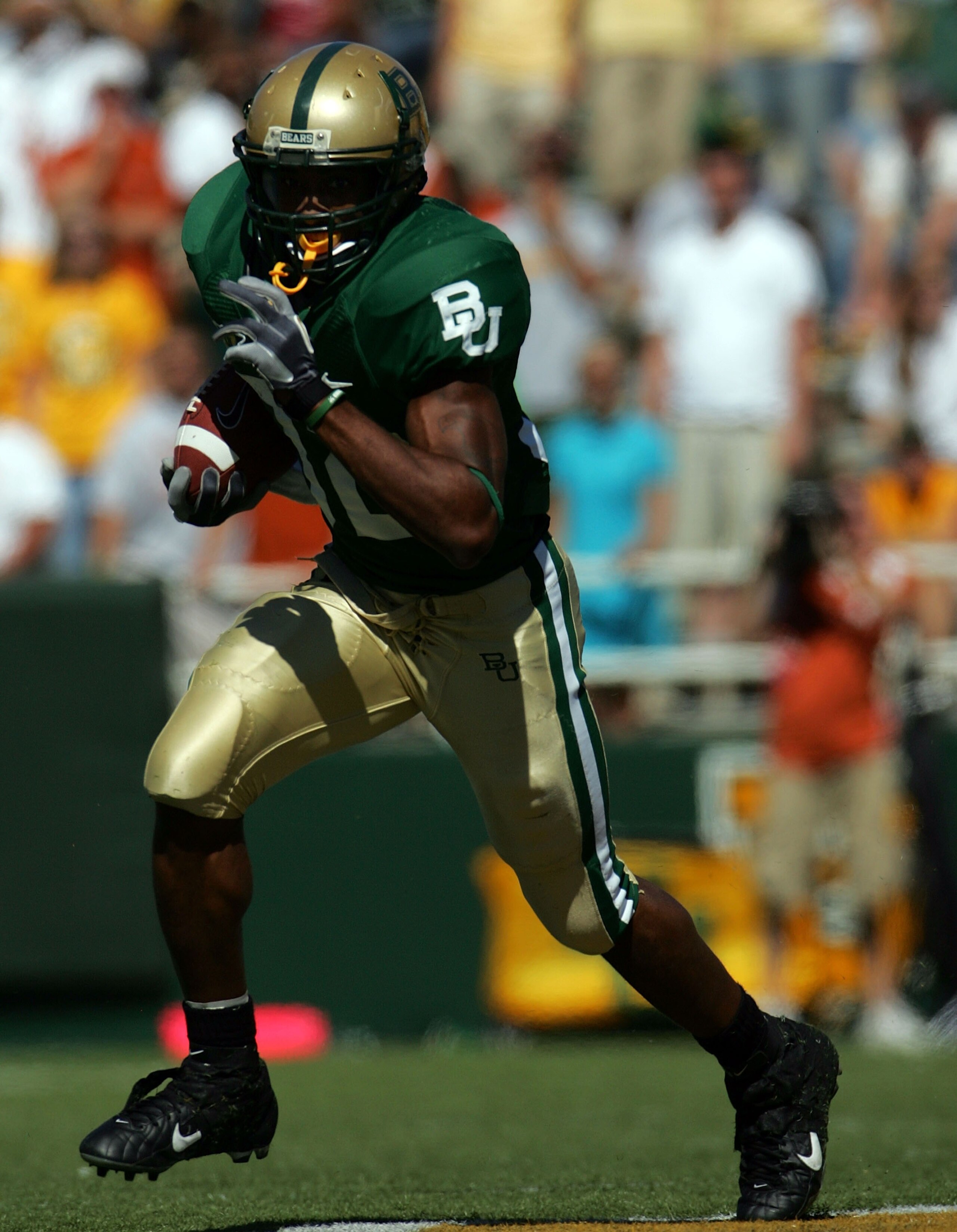 WACO, TX - OCTOBER 20:  Running back Jay Finley #32 of the Baylor Bears runs the ball against the Texas Longhorns at Floyd Casey Stadium on October 20, 2007 in Waco, Texas.  (Photo by Ronald Martinez/Getty Images)