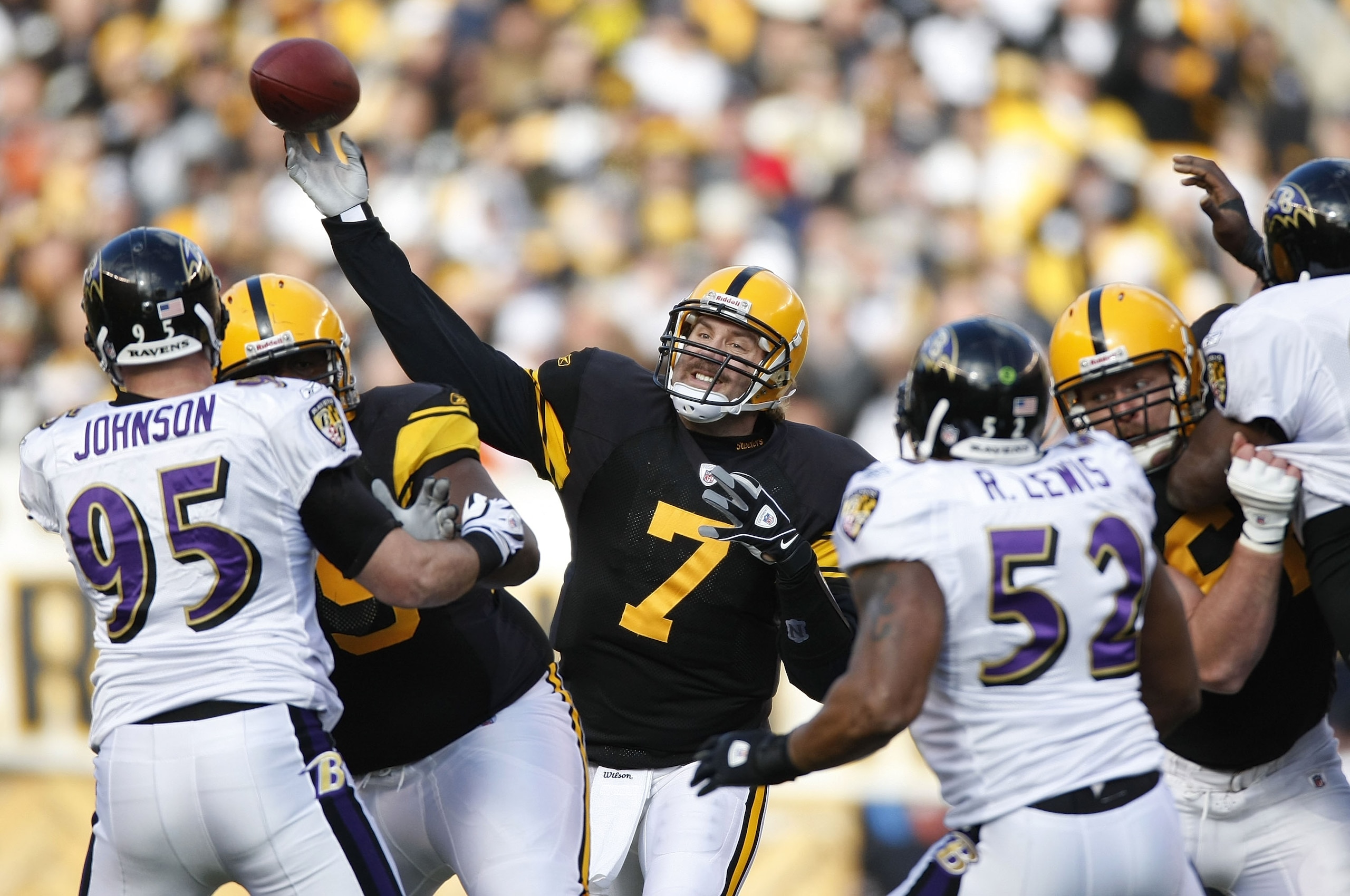 PITTSBURGH - DECEMBER 27:  Ben Roethlisberger #7 of the Pittsburgh Steelers throws a first quarter pass while playing the Baltimore Ravens on December 27, 2009 at Heinz Field in Pittsburgh, Pennsylvania.  (Photo by Gregory Shamus/Getty Images)