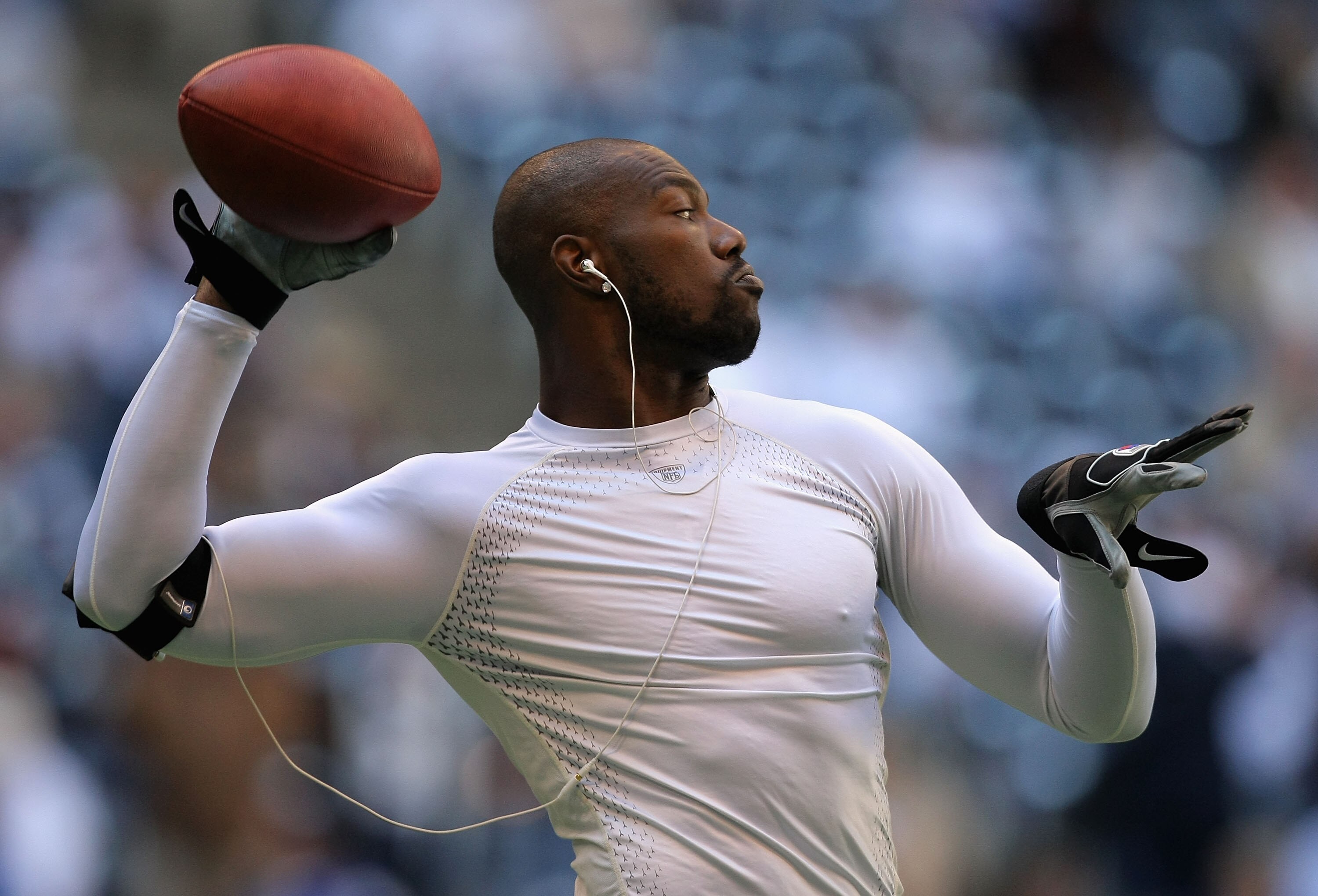 IRVING, TX - JANUARY 13:  Wide receiver Terrell Owens #81 of the Dallas Cowboys warms up on the field before the NFC Divisional Playoff game against the New York Giants at Texas Stadium on January 13, 2008 in Irving, Texas.  (Photo by Harry How/Getty Imag