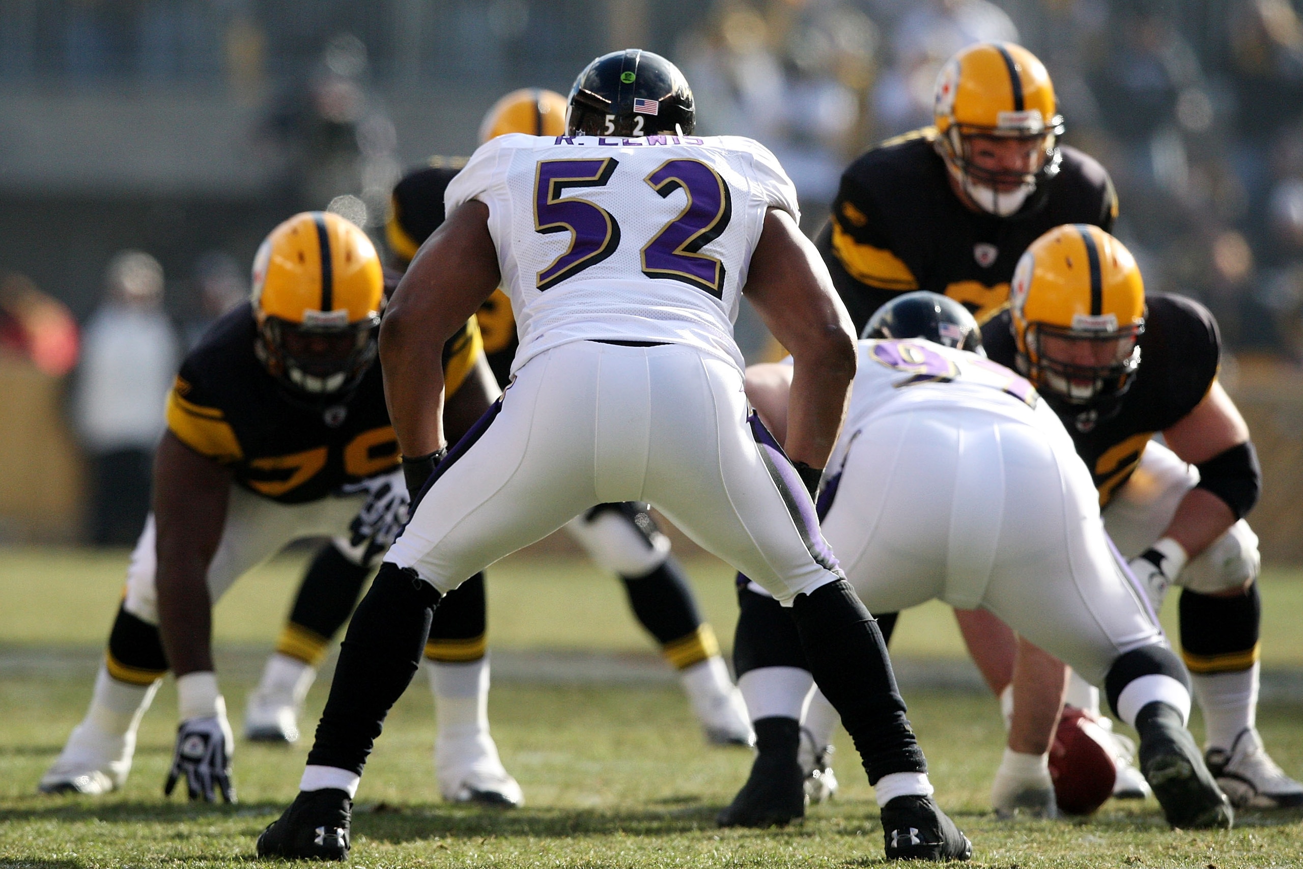 PITTSBURGH - DECEMBER 27:  Ray Lewis #52 of the Baltimore Ravens prepares for the snap during the game against the Pittsburgh Steelers at Heinz Field on December 27, 2009 in Pittsburgh, Pennsylvania.  (Photo by Karl Walter/Getty Images)