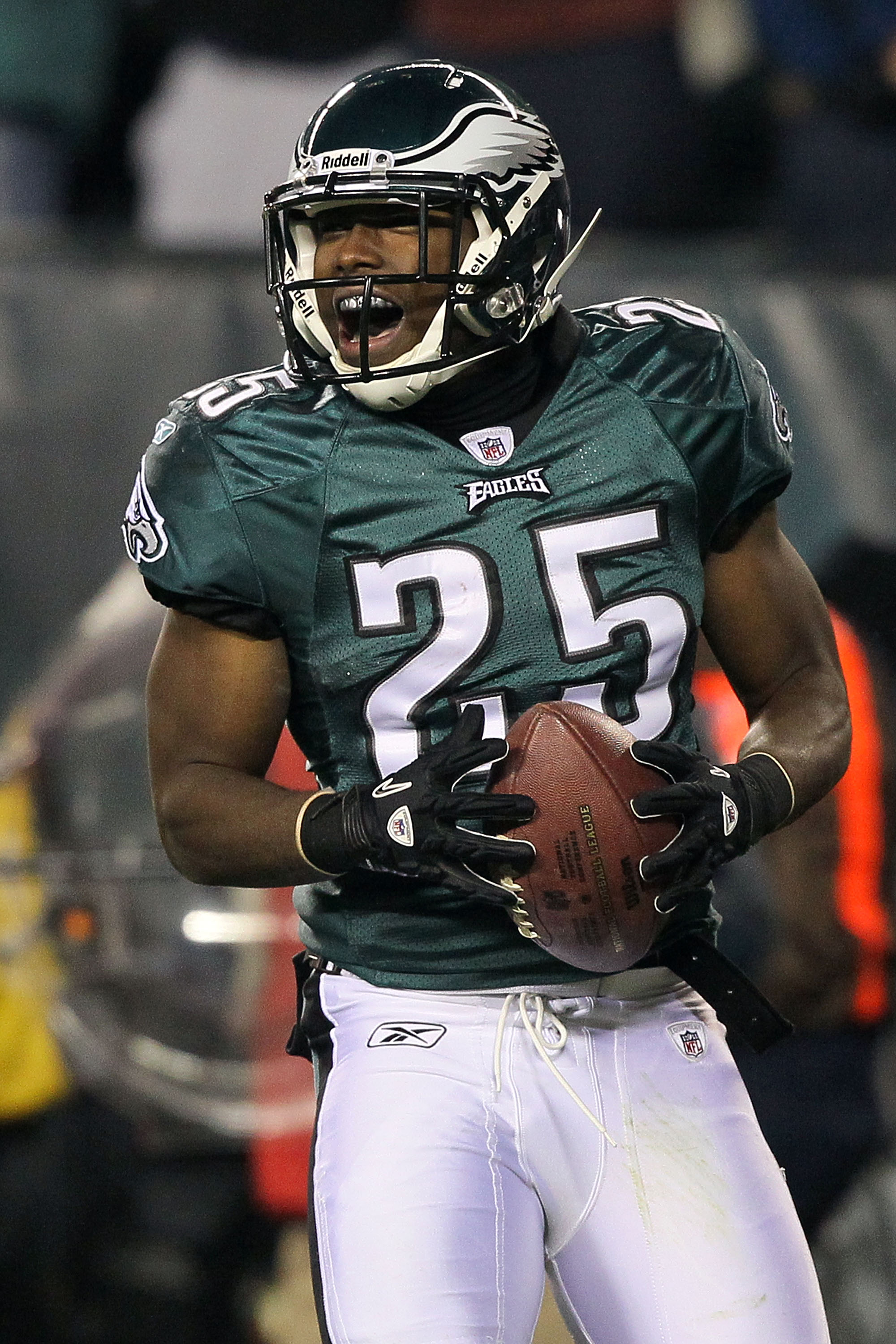 PHILADELPHIA, PA - DECEMBER 02:  Lesean Mccoy #25 of the Philadelphia Eagles celebrates after he scored a 1-yard touchdown reception in the first quarter against the Houston Texans at Lincoln Financial Field on December 2, 2010 in Philadelphia, Pennsylvan