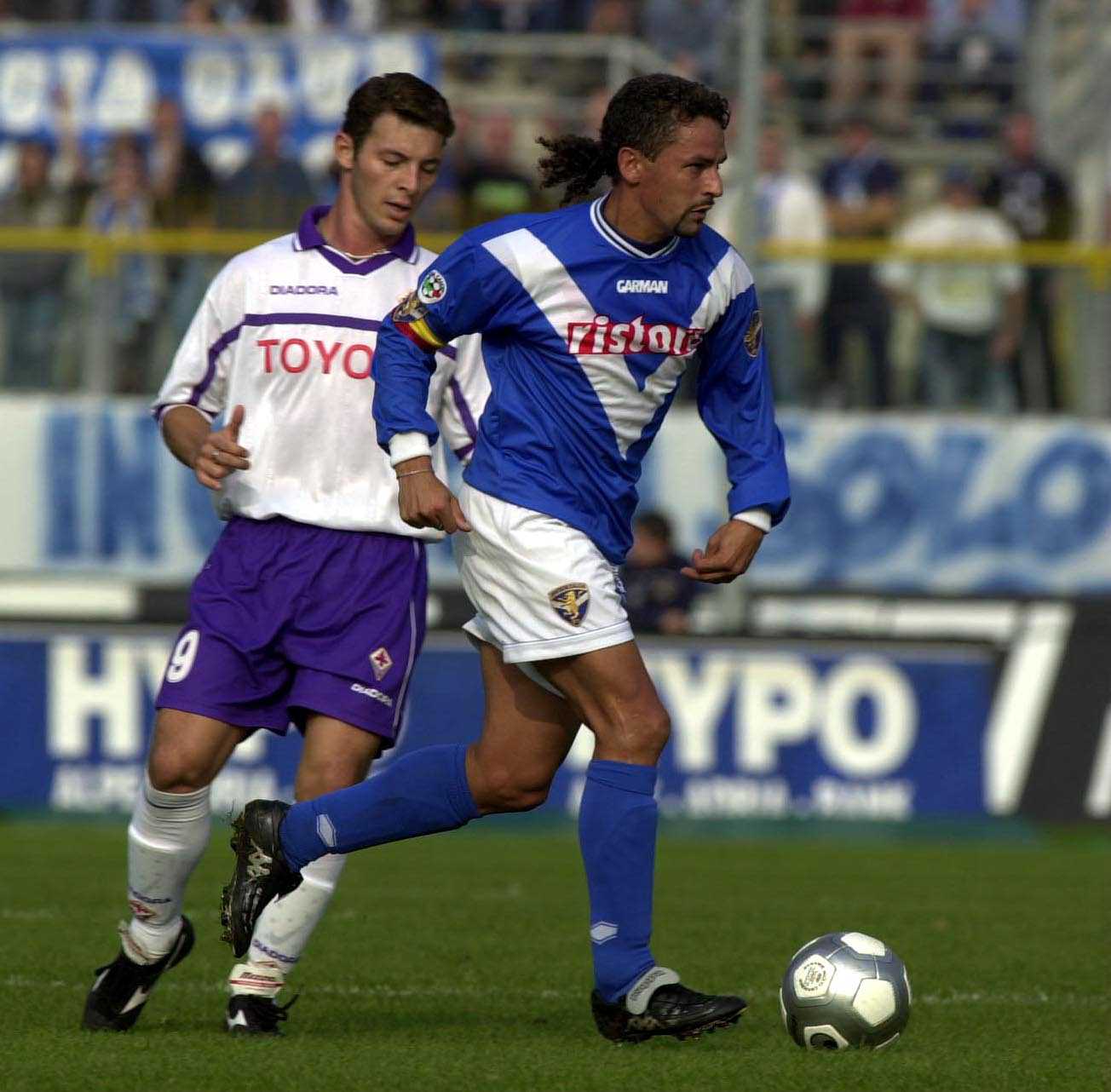 22 Oct 2000: Roberto Baggio of Brescia is chased by Fabio Rossitto of Fiorentina during the Brescia v Fiorentina Serie A match played at the Mario Rigamonti stadium in Brescia. Mandatory Credit: Grazia Neri/ALLSPORT