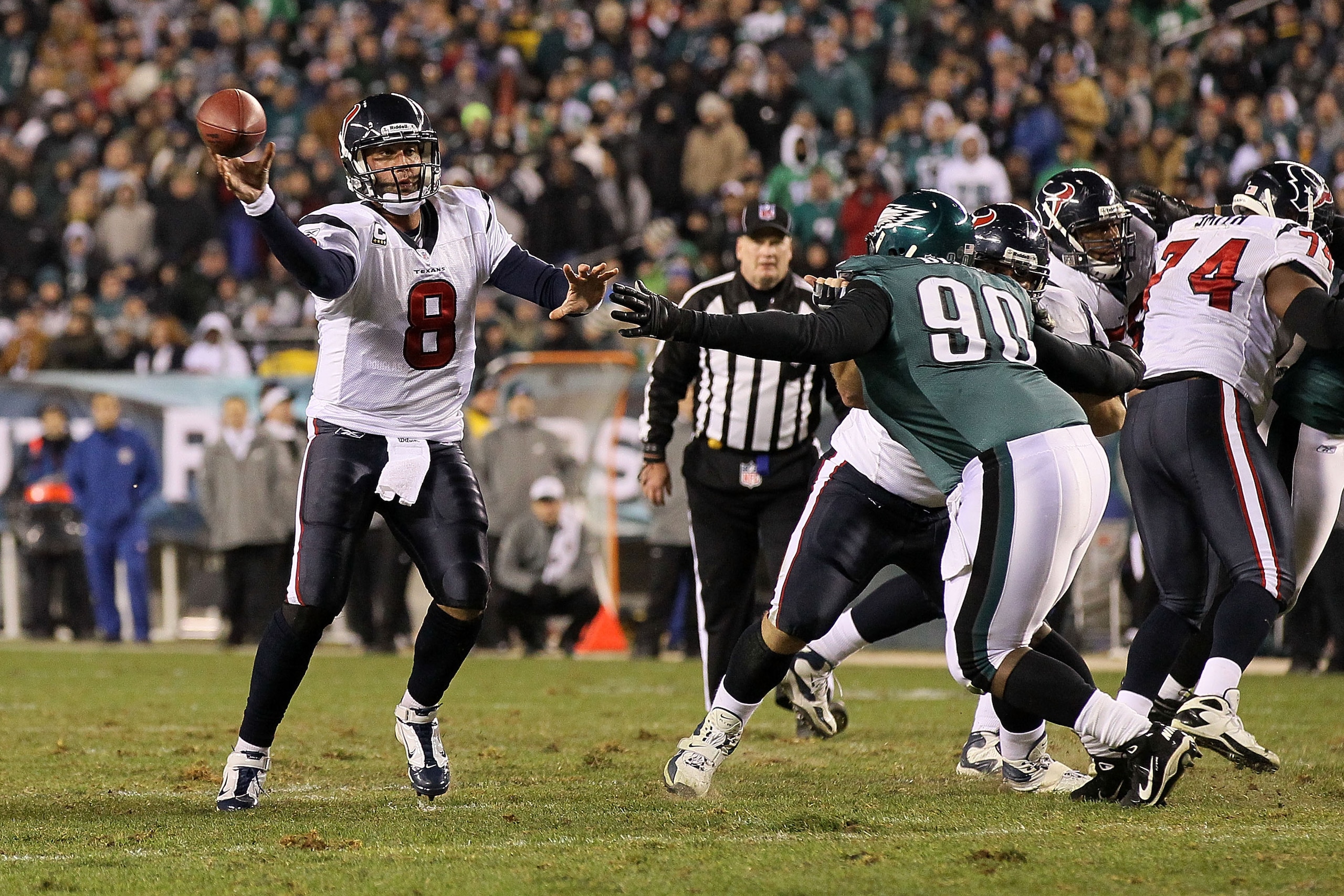 PHILADELPHIA, PA - DECEMBER 02:  Matt Schaub #8 of the Houston Texans throws a 13-yard touchdown to Arian Foster #23 in the third quarter against the Philadelphia Eagles at Lincoln Financial Field on December 2, 2010 in Philadelphia, Pennsylvania.  (Photo