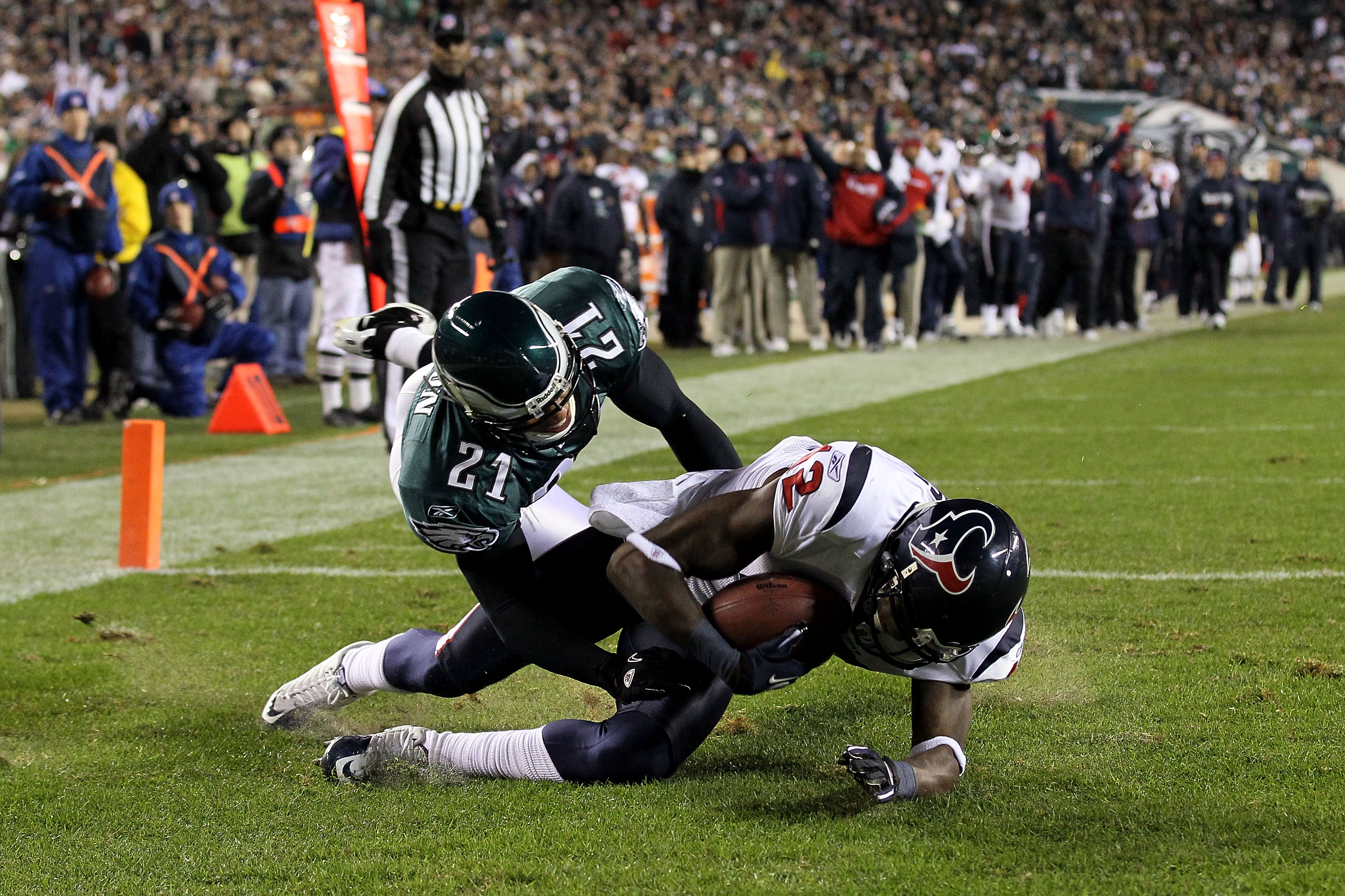 PHILADELPHIA, PA - DECEMBER 02:  Jacoby Jones #12 of the Houston Texans scores a 8-yard touchdown pass in the second quarter against  the Philadelphia Eagles at Lincoln Financial Field on December 2, 2010 in Philadelphia, Pennsylvania.  (Photo by Jim McIs