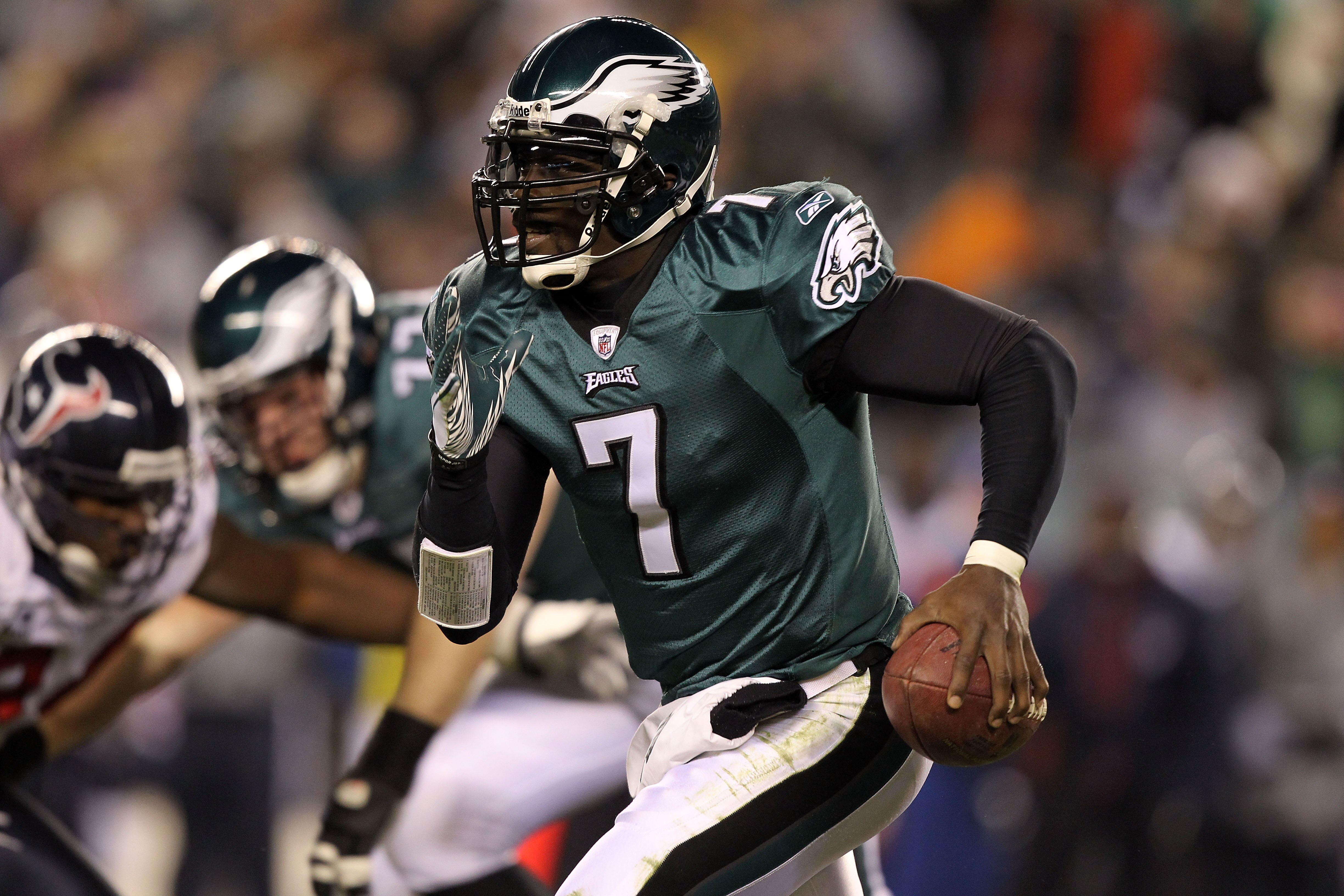 PHILADELPHIA, PA - DECEMBER 02:  Michael Vick #7 of the Philadelphia Eagles runs with the ball against the Houston Texans at Lincoln Financial Field on December 2, 2010 in Philadelphia, Pennsylvania.  (Photo by Al Bello/Getty Images)