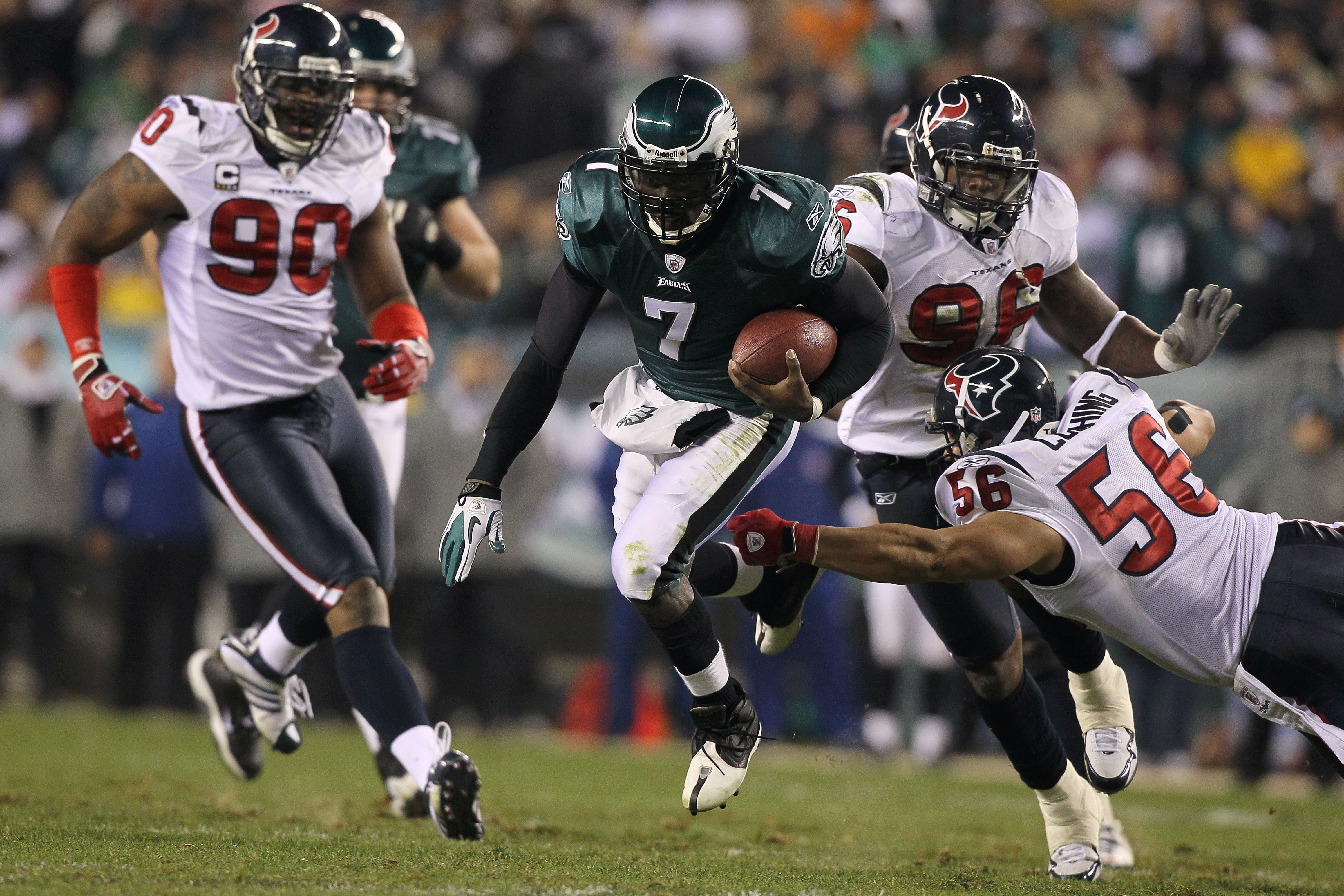 PHILADELPHIA, PA - DECEMBER 02:  Michael Vick #7 of the Philadelphia Eagles runs the ball against Brian Cushing #56 of the Houston Texans at Lincoln Financial Field on December 2, 2010 in Philadelphia, Pennsylvania.  (Photo by Jim McIsaac/Getty Images)