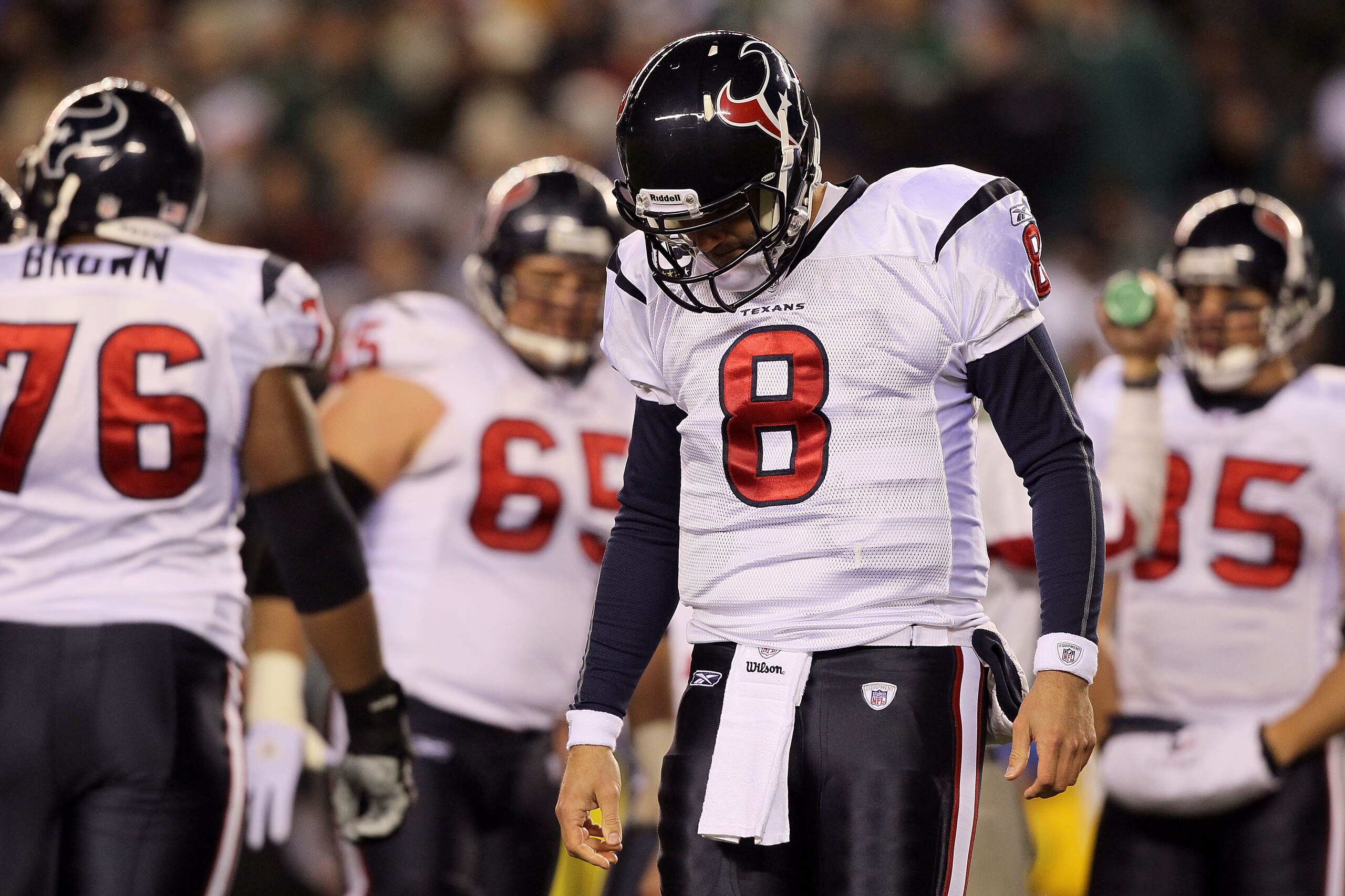 PHILADELPHIA, PA - DECEMBER 02:  Matt Schaub #8 of the Houston Texans stands with his head down against the Philadelphia Eagles at Lincoln Financial Field on December 2, 2010 in Philadelphia, Pennsylvania.  (Photo by Jim McIsaac/Getty Images)