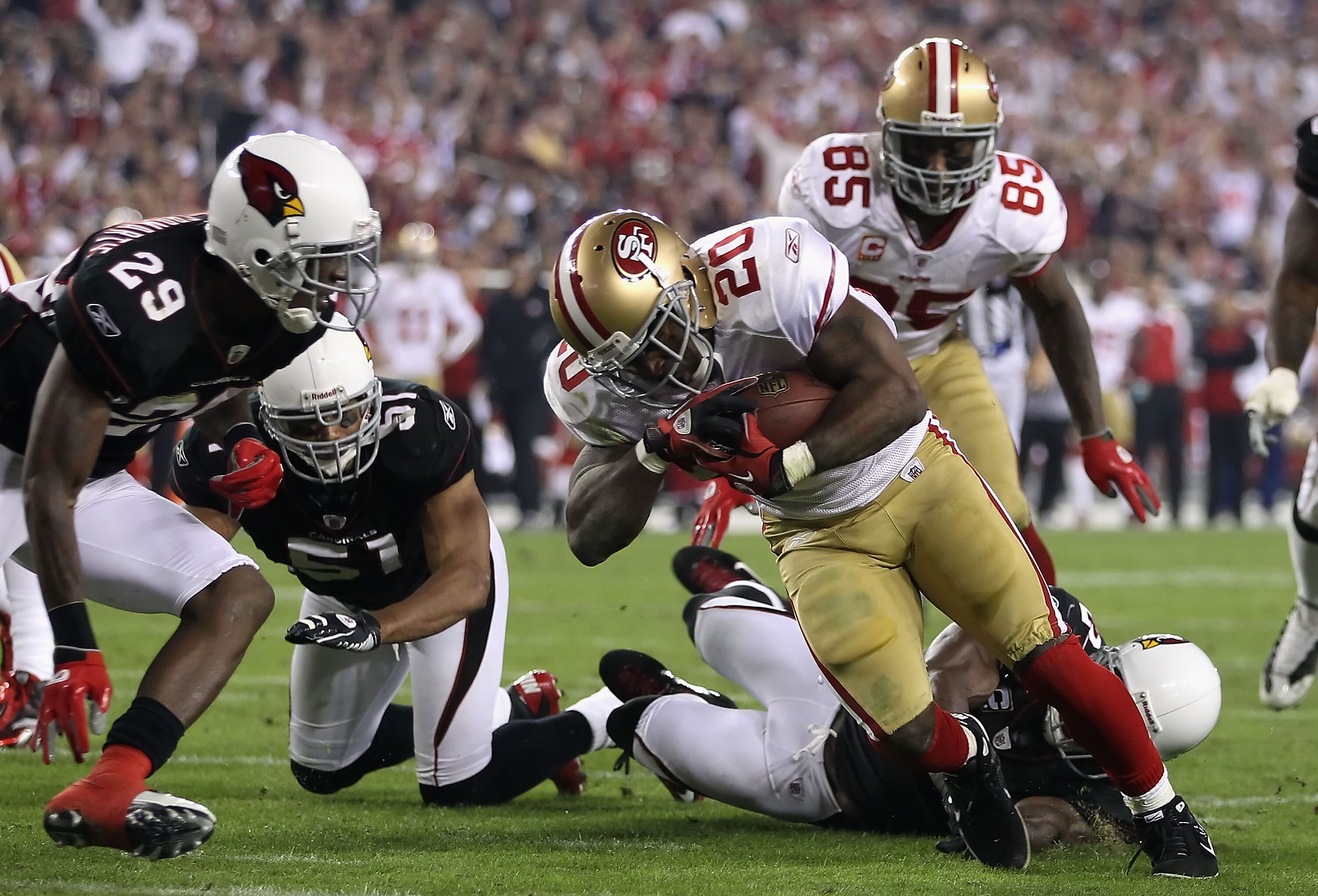 GLENDALE, AZ - NOVEMBER 29:  Runningback Brian Westbrook #20 of the San Francisco 49ers carries the football on a 8 yard rushing touchdown against Dominique Rodgers-Cromartie #29 of the Arizona Cardinals during the second quarter of the NFL game at the Un