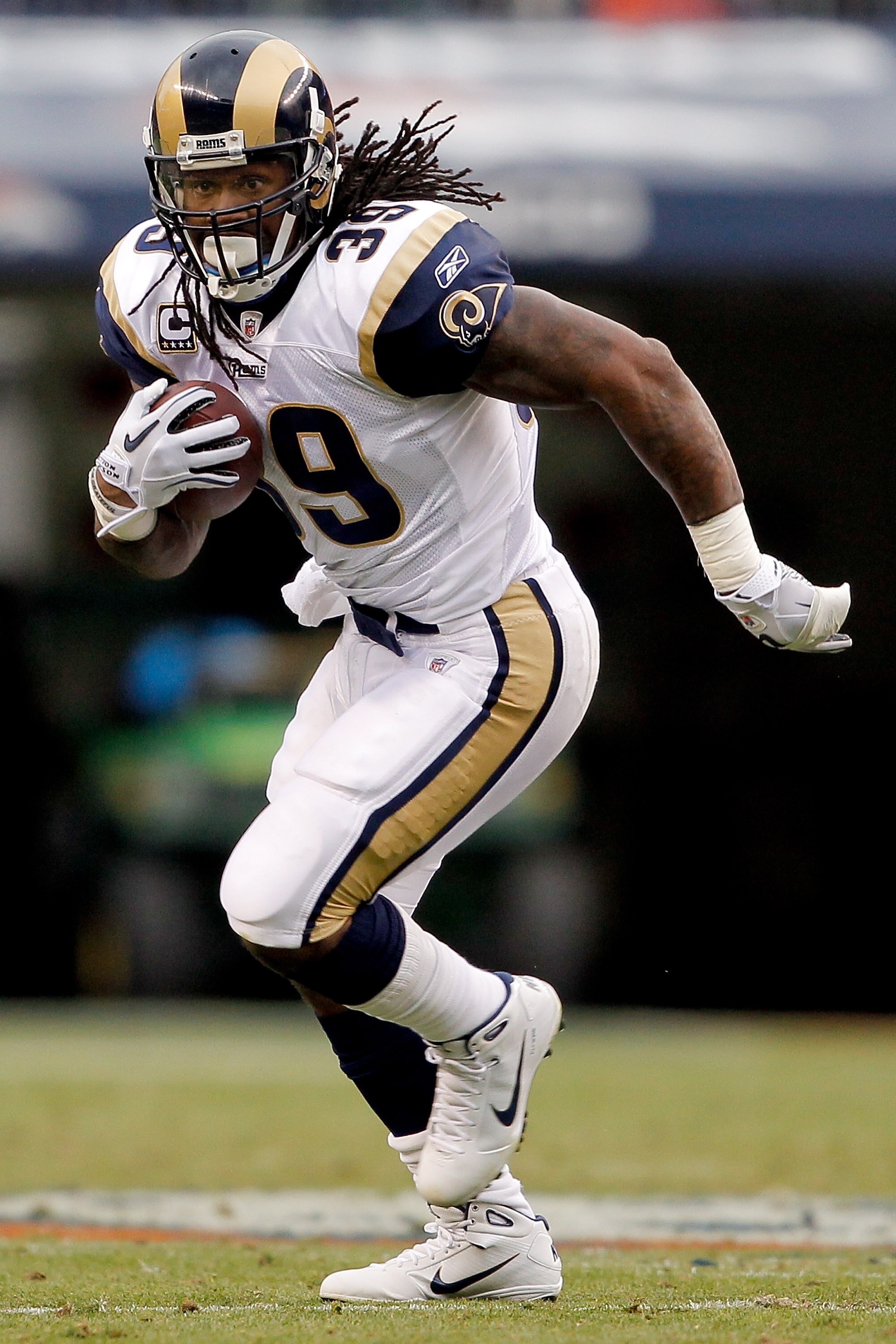 DENVER - NOVEMBER 28:  Running back Steven Jackson #39 of the St. Louis Rams runs against the Denver Broncos during the first quarter at INVESCO Field at Mile High on November 28, 2010 in Denver, Colorado. The Rams defeated the Broncos 36-33. (Photo by Ju