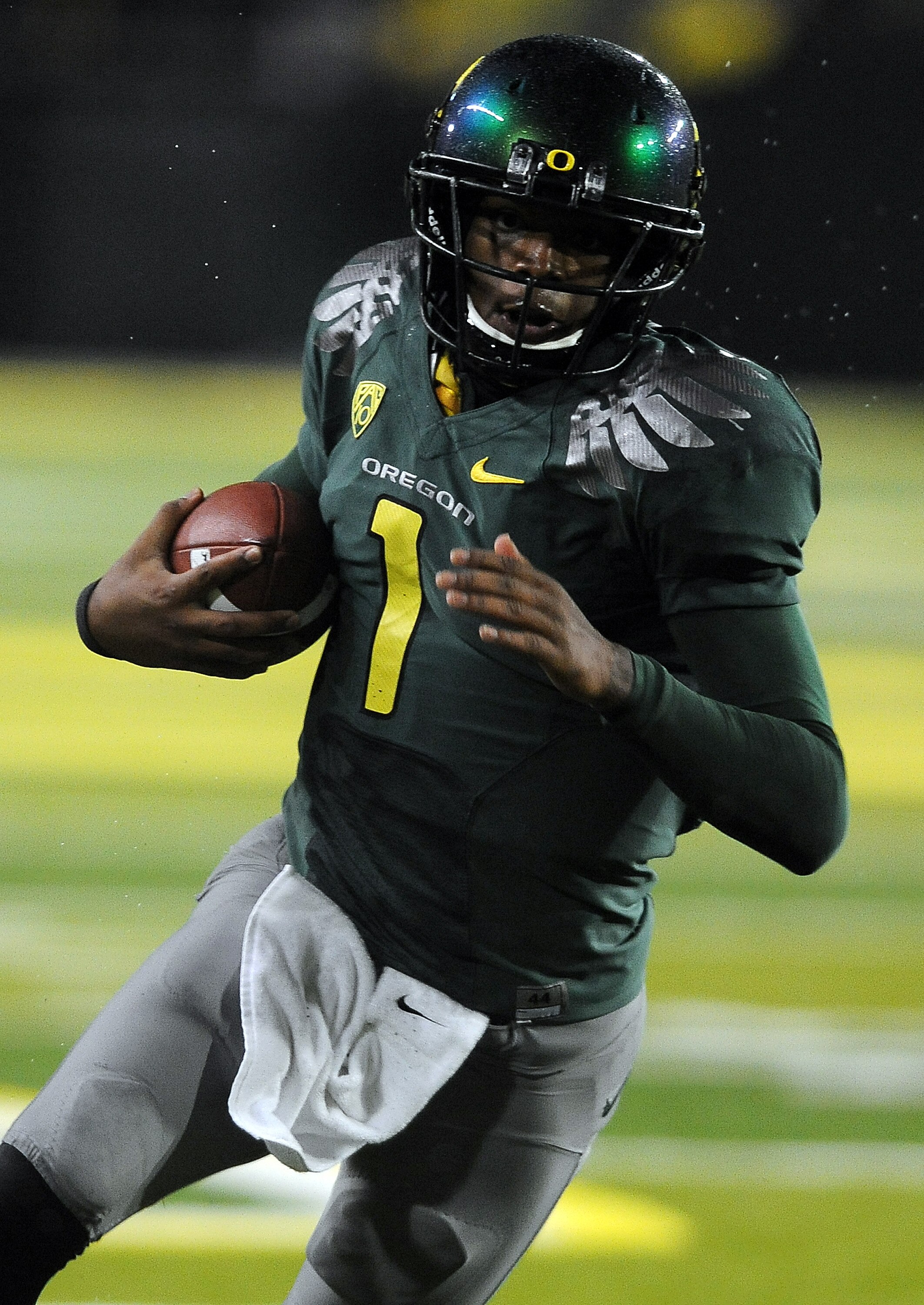 EUGENE, OR - NOVEMBER 26: Quarterback Darron Thomas #1 of the Oregon Ducks heads for the end zone and a touchdown in the third quarter of the game against the Arizona Wildcats at Autzen Stadium on November 26, 2010 in Eugene, Oregon. The Ducks won the gam