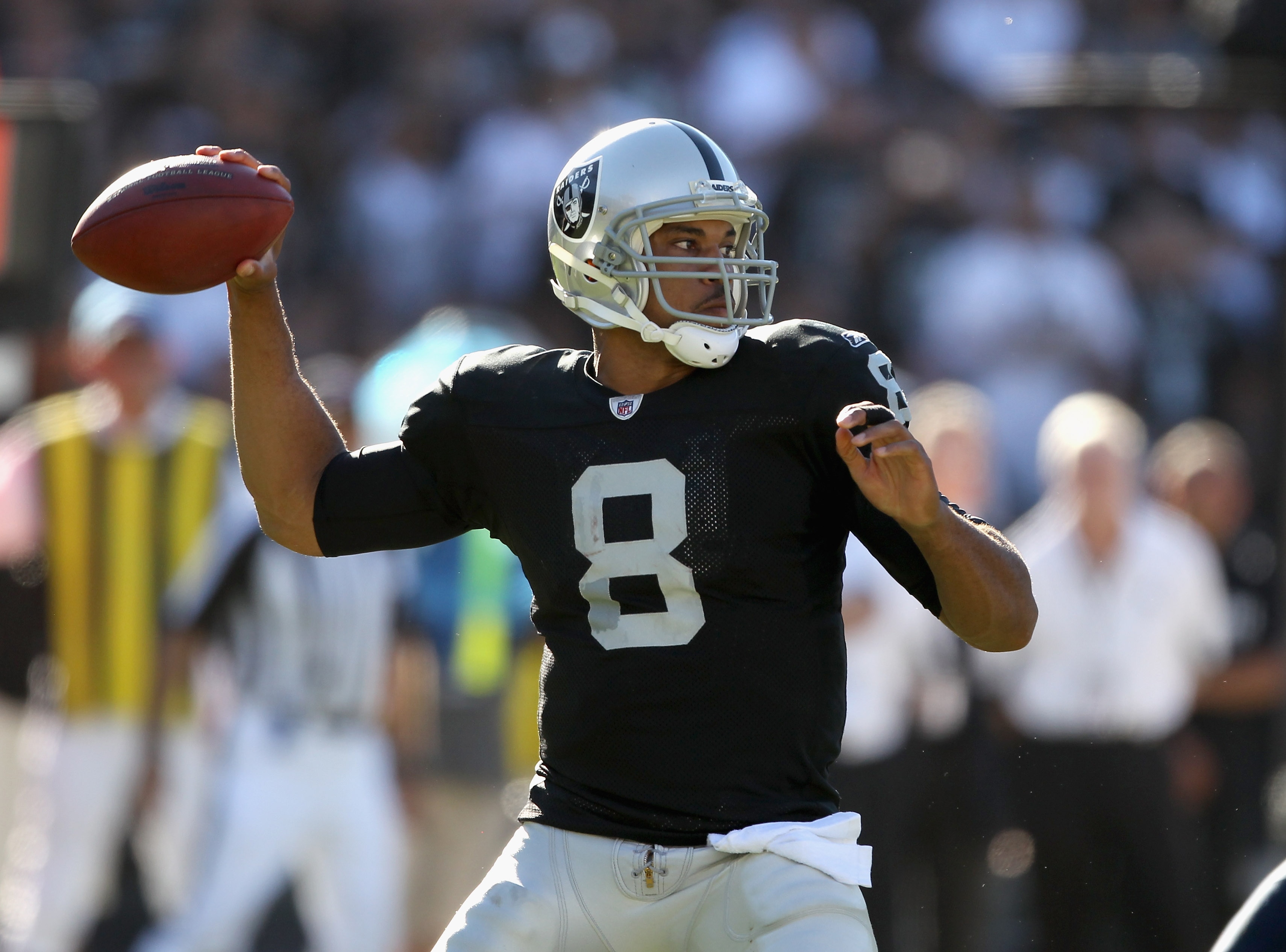 OAKLAND, CA - OCTOBER 10:  Jason Campbell #8 of the Oakland Raiders passes the ball against the San Diego Chargers at Oakland-Alameda County Coliseum on October 10, 2010 in Oakland, California.  (Photo by Ezra Shaw/Getty Images)