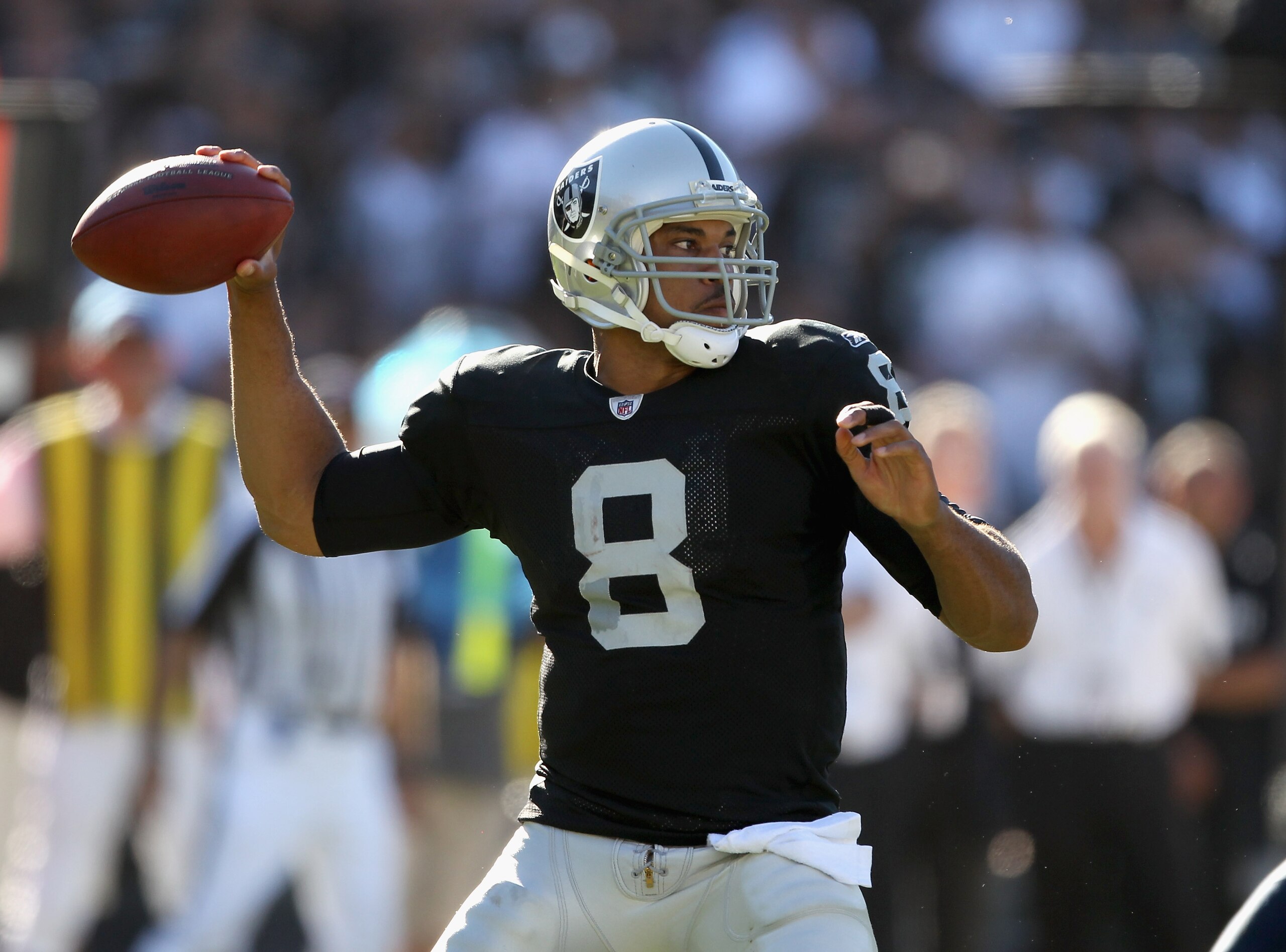 OAKLAND, CA - OCTOBER 10: Jason Campbell #8 of the Oakland Raiders passes the ball against the San Diego Chargers at Oakland-Alameda County Coliseum on October 10, 2010 in Oakland, California. (Photo by Ezra Shaw/Getty Images) OAKLAND, CA - OCTOBER 10: Jason Campbell #8 of the Oakland Raiders passes the ball against the San Diego Chargers at Oakland-Alameda County Coliseum on October 10, 2010 in Oakland, California. (Photo by Ezra Shaw/Getty Images)