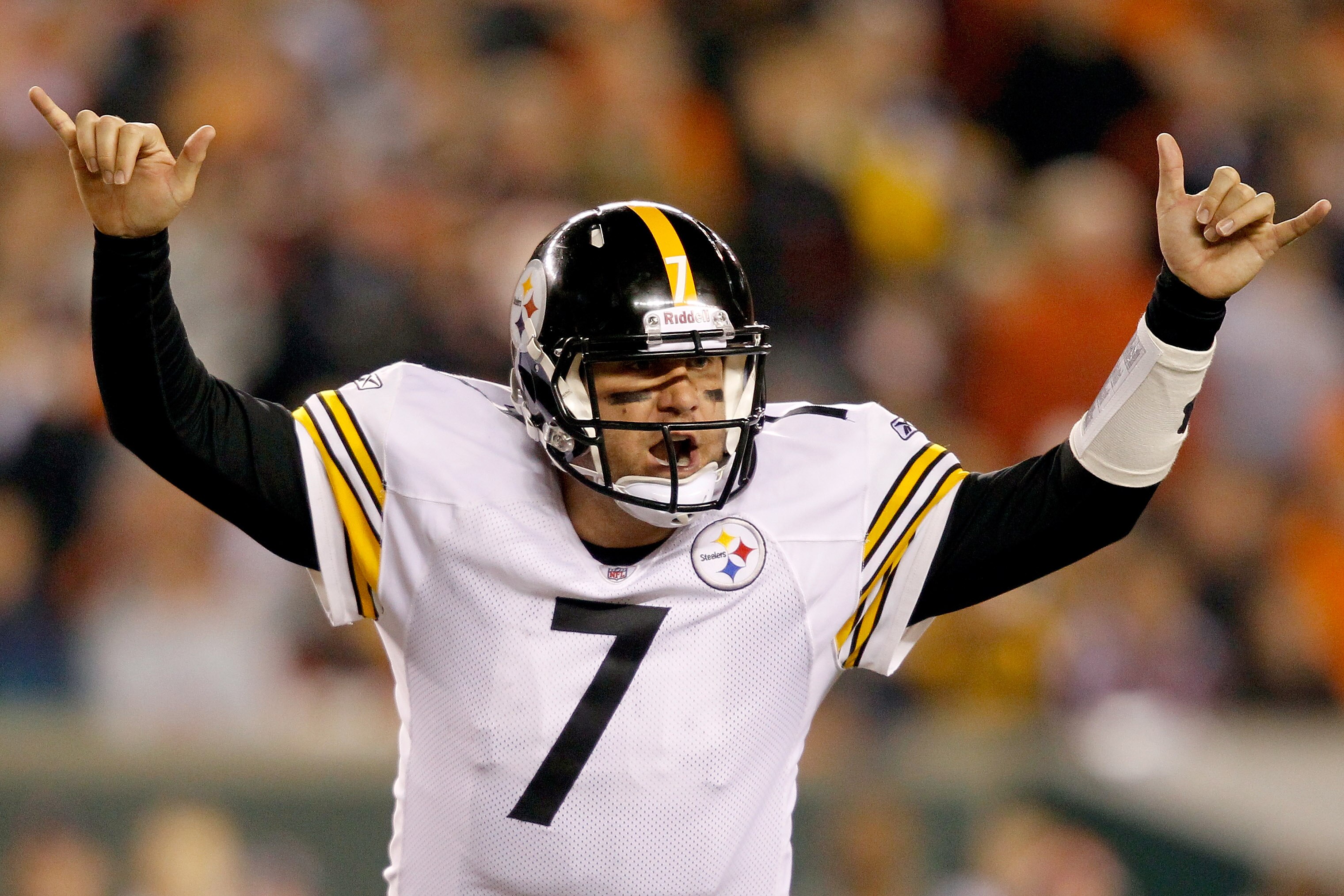 CINCINNATI - NOVEMBER 08: Quarterback Ben Roethlisberger #7 of the Pittsburgh Steelers calls a play on the line while playing the Cincinnati Bengals at Paul Brown Stadium on November 8, 2010 in Cincinnati, Ohio.  (Photo by Matthew Stockman/Getty Images)