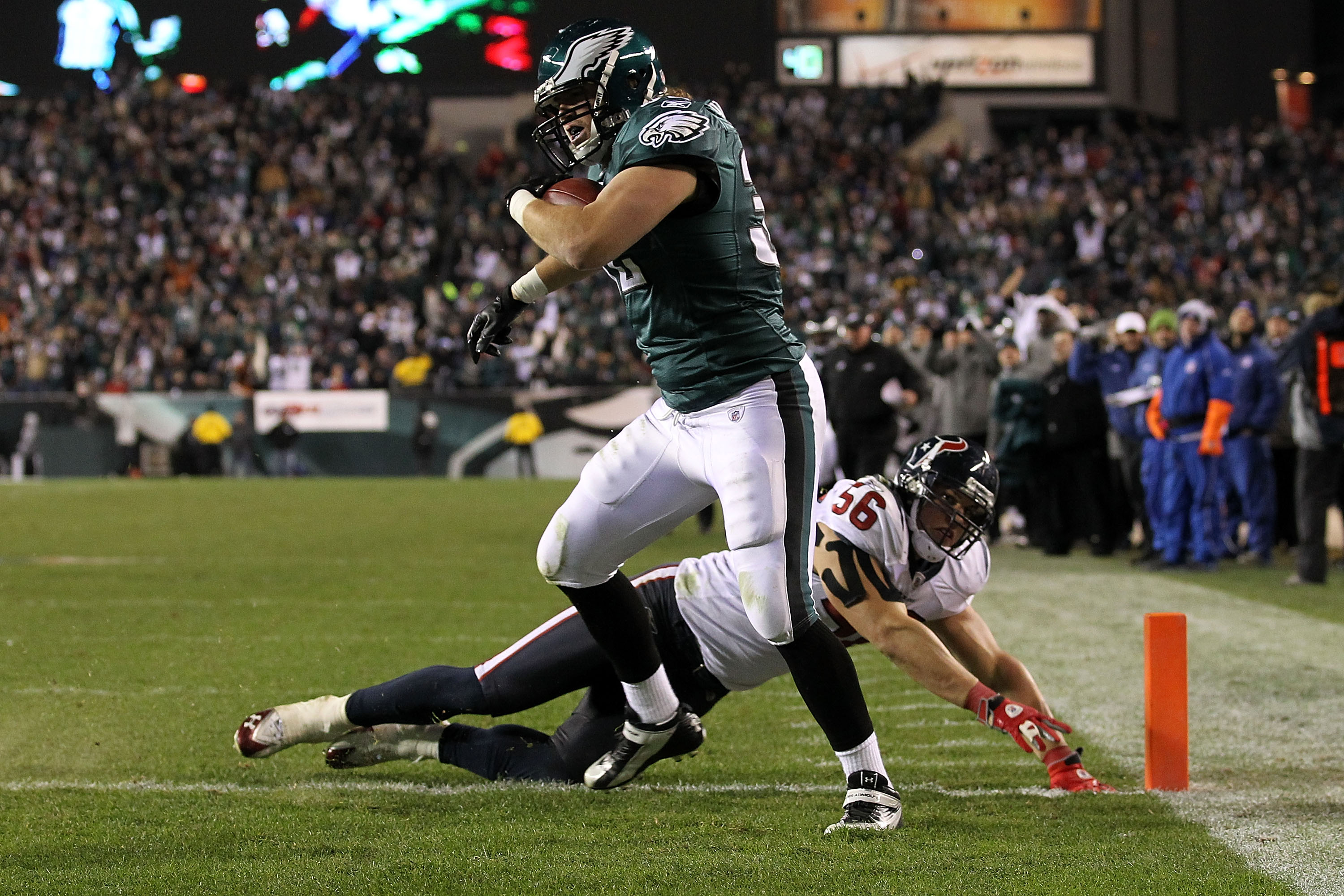 PHILADELPHIA, PA - DECEMBER 02:  Owen Schmitt #32 of the Philadelphia Eagles scores a 5-yard touchdown reception in the fourth quarter against Brian Cushing #56 of the Houston Texans at Lincoln Financial Field on December 2, 2010 in Philadelphia, Pennsylv