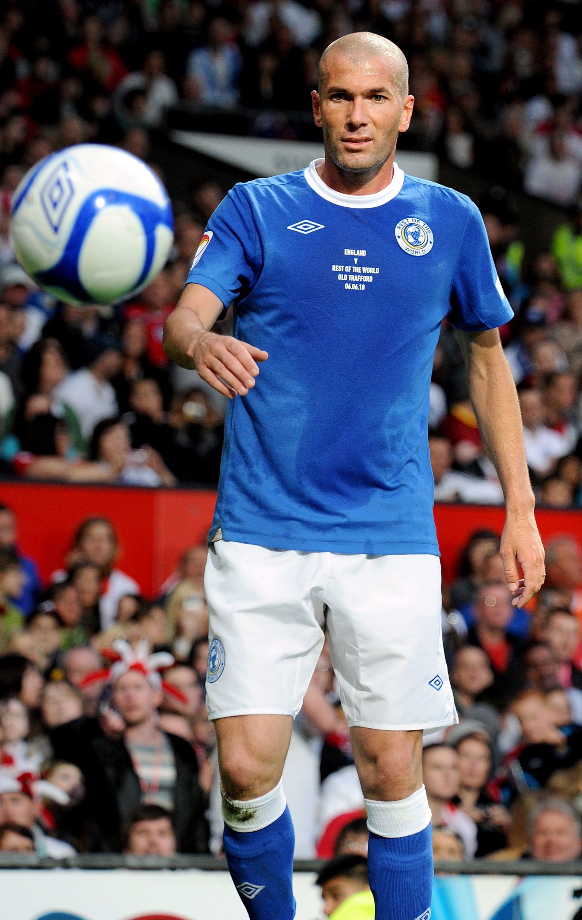 MANCHESTER, ENGLAND - JUNE 06:  Zinedine Zidane participates in Soccer Aid in aid of UNICEF at Old Trafford on June 6, 2010 in Manchester, England.  (Photo by Shirlaine Forrest/Getty Images)