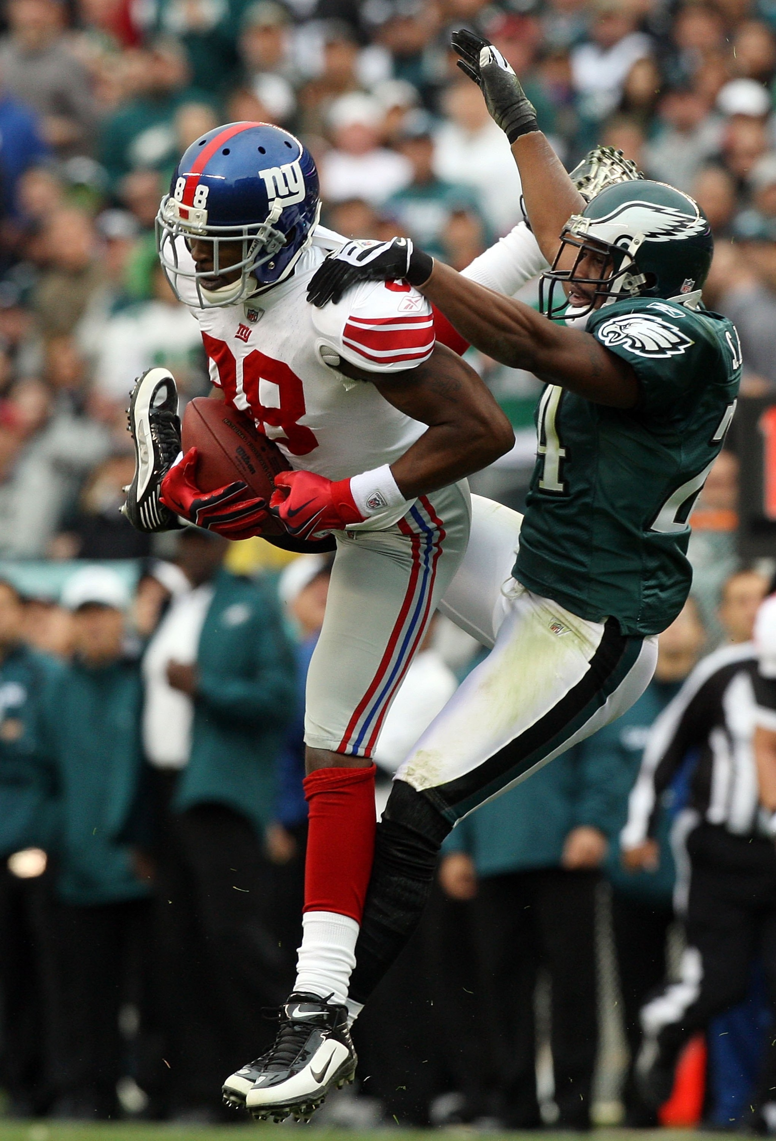 PHILADELPHIA - NOVEMBER 01:  Hakeem Nicks #88 of the New York Giants makes a catch against Sheldon Brown #24 of the Philadelphia Eagles on November 1, 2009 at Lincoln Financial Field in Philadelphia, Pennsylvania.  (Photo by Jim McIsaac/Getty Images)