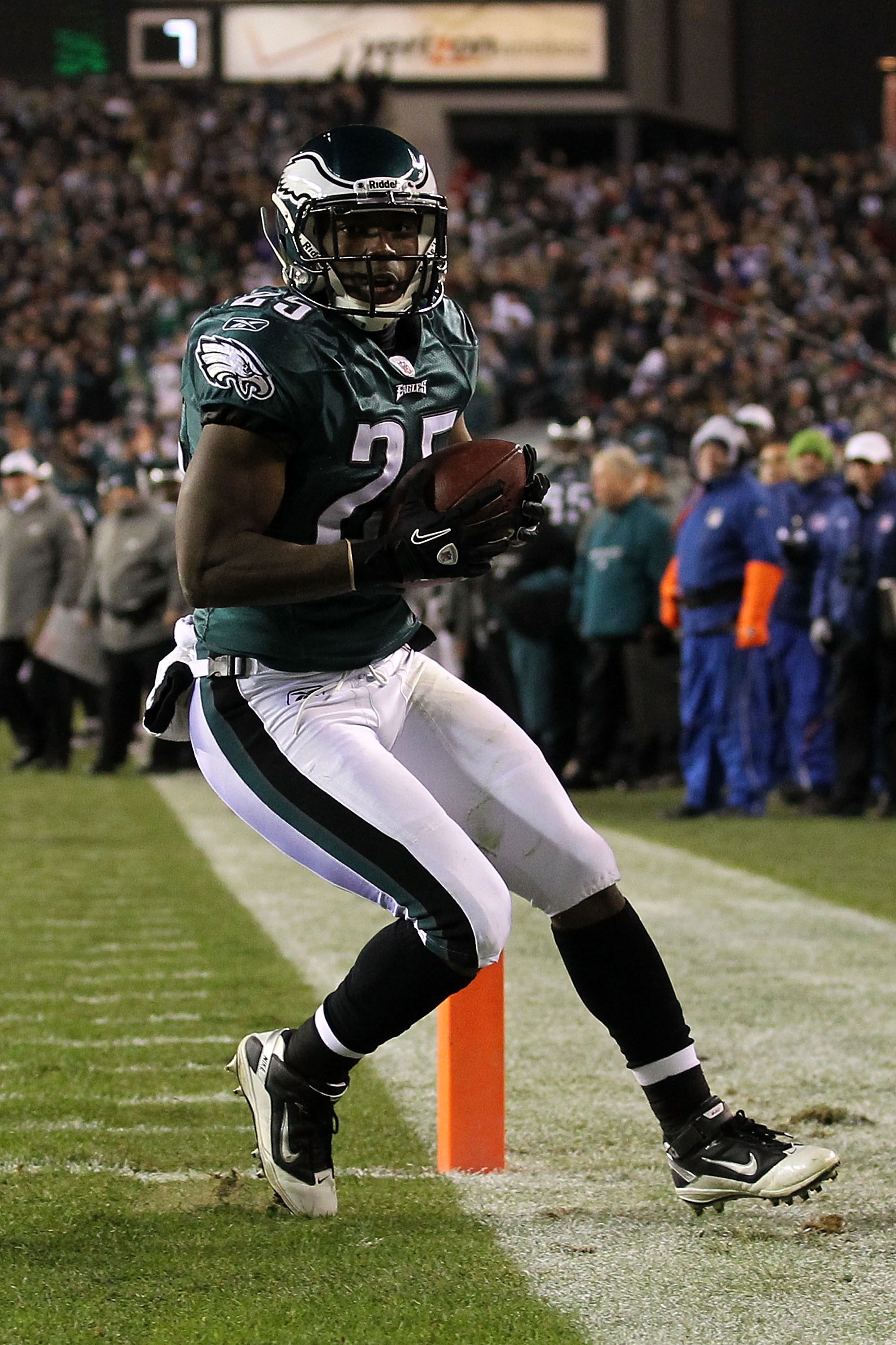 PHILADELPHIA, PA - DECEMBER 02:  Lesean Mccoy #25 of the Philadelphia Eagles reacts after he scored a 1-yard touchdown reception in the first quarter against the Houston Texans at Lincoln Financial Field on December 2, 2010 in Philadelphia, Pennsylvania.