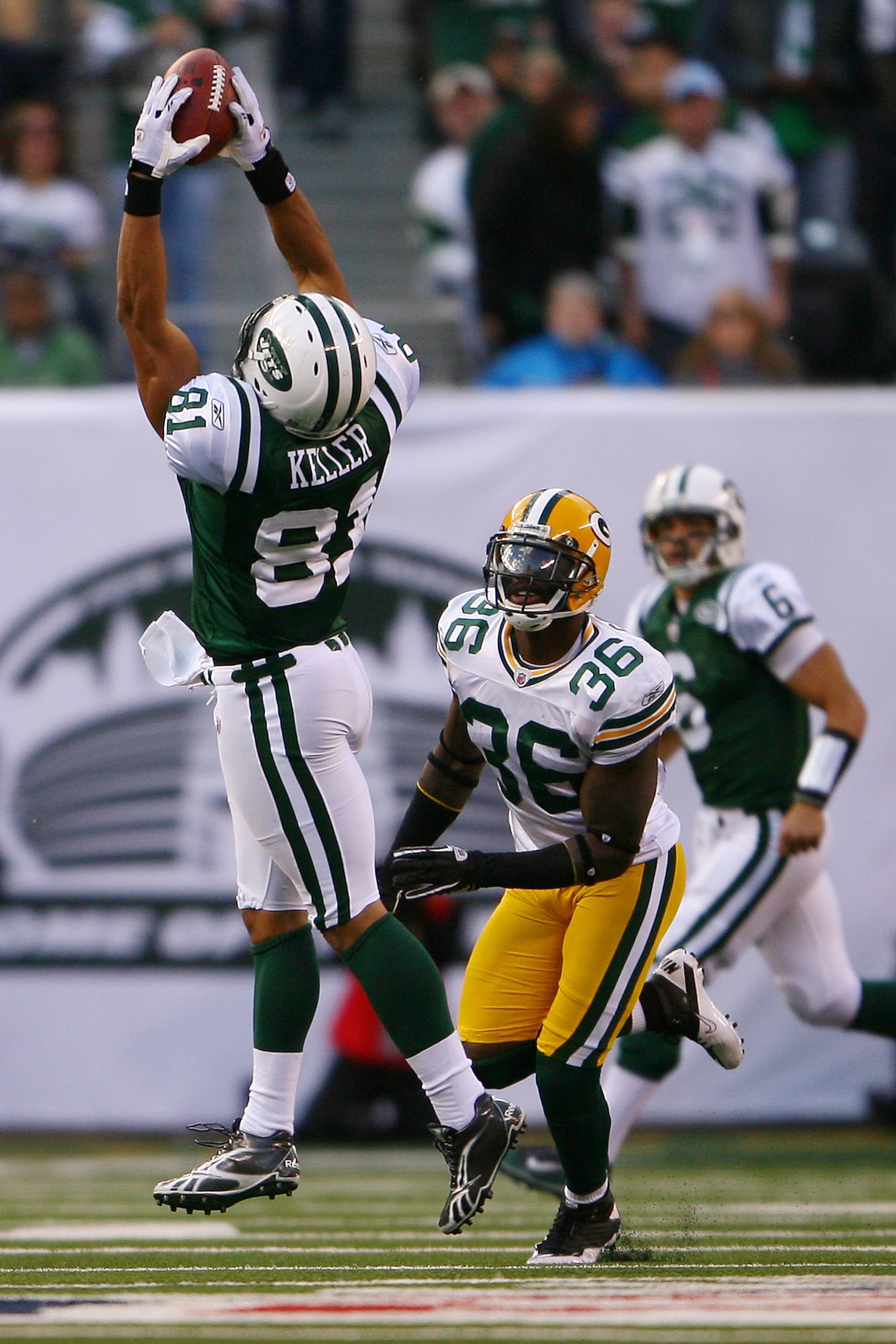 EAST RUTHERFORD, NJ - OCTOBER 31:  Dustin Keller #81 of the New York Jets catches a pass from Mark Sanchez during the fourth quarter of a game against the Green Bay Packers on October 31, 2010 at the New Meadowlands Stadium in East Rutherford, New Jersey.