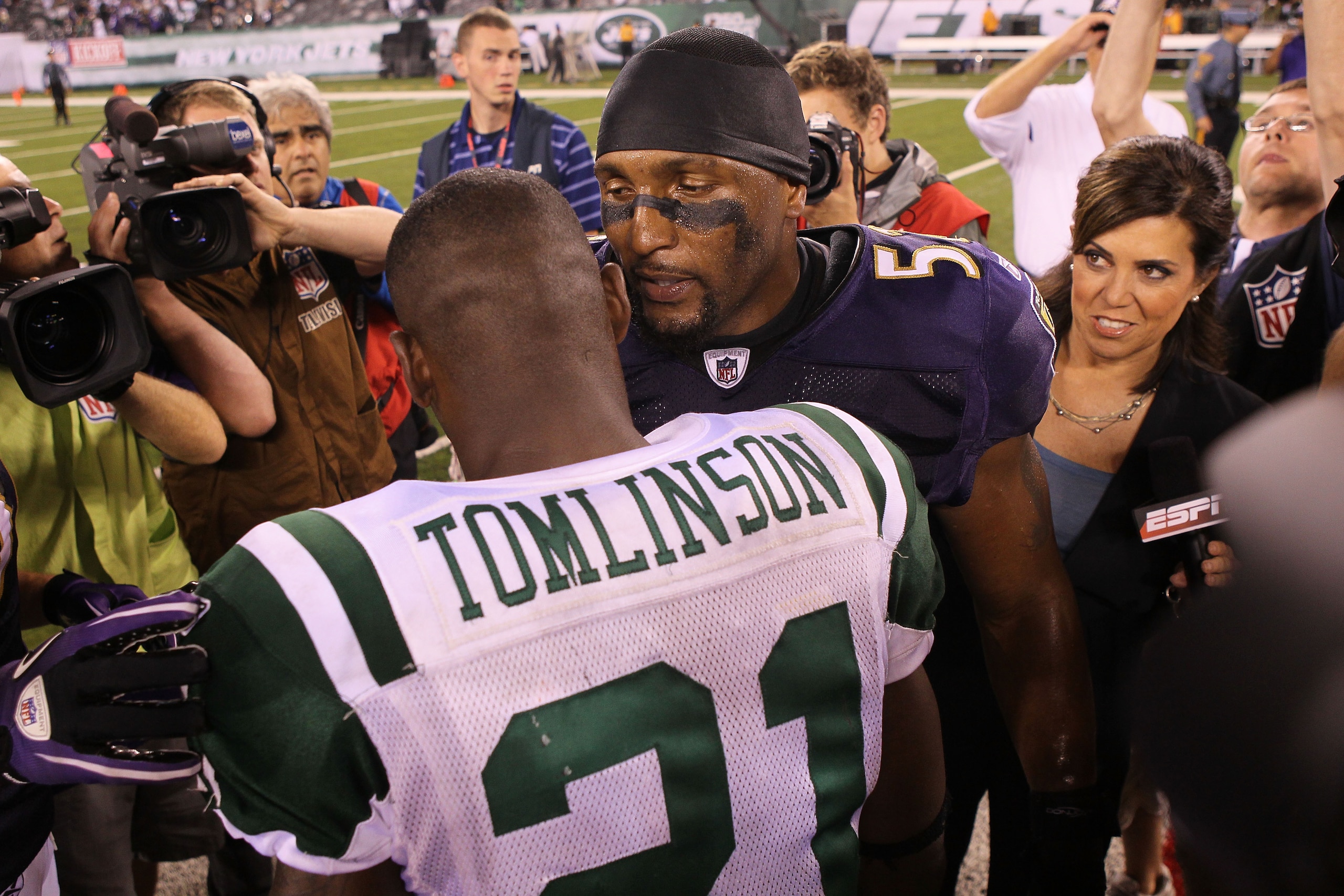 EAST RUTHERFORD, NJ - SEPTEMBER 13:  Ray Lewis #52 of the Baltimore Ravens talks to LaDainian Tomlinson #21 of the New York Jets after defeating the New York Jets in their home opener at the New Meadowlands Stadium on September 13, 2010 in East Rutherford