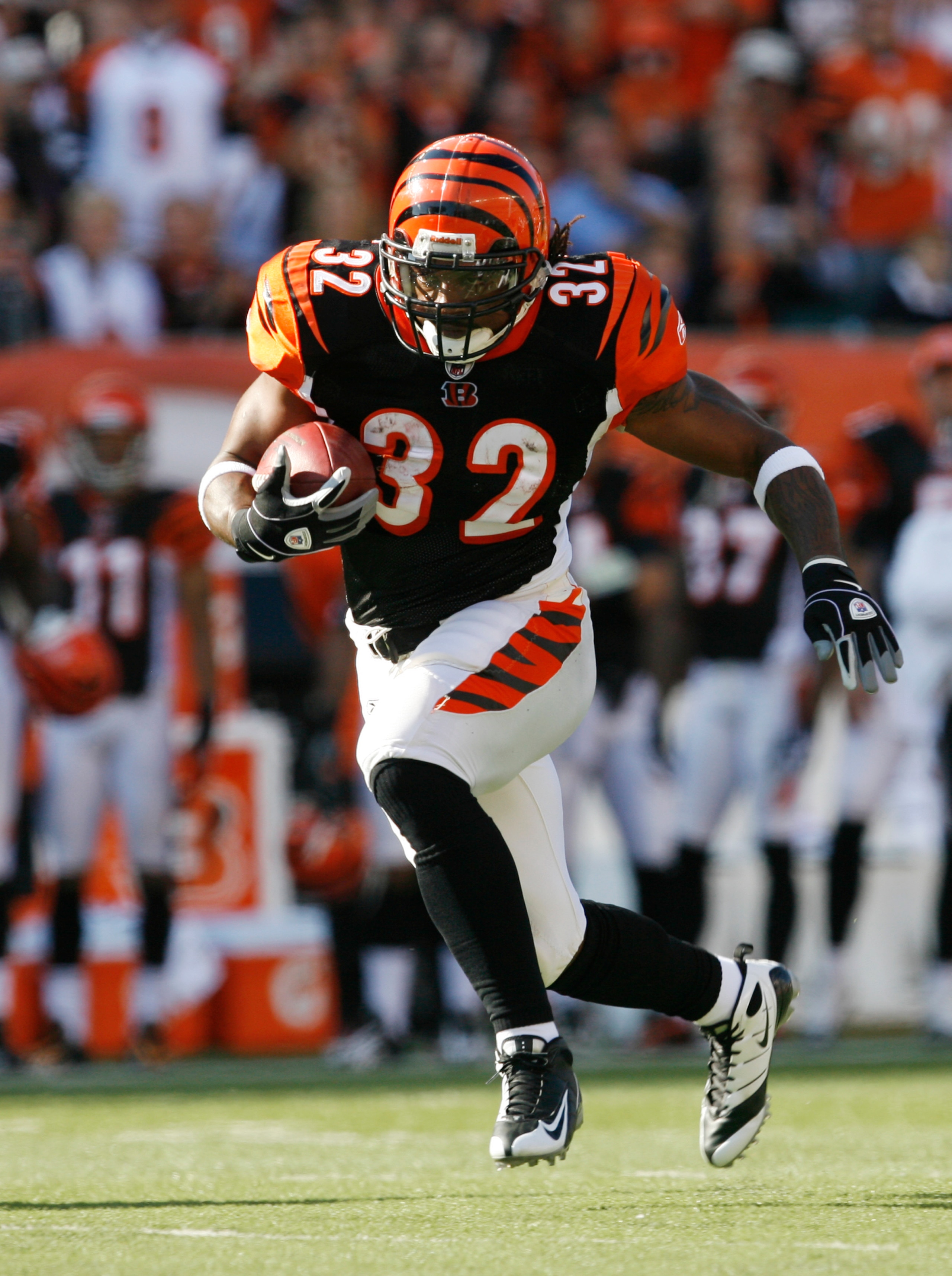 CINCINNATI - NOVEMBER 8: Cedric Benson #32 of the Cincinnati Bengals runs against the Baltimore Ravens at Paul Brown Stadium on November 8, 2009 in Cincinnati, Ohio.  (Photo by John Sommers II/Getty Images)
