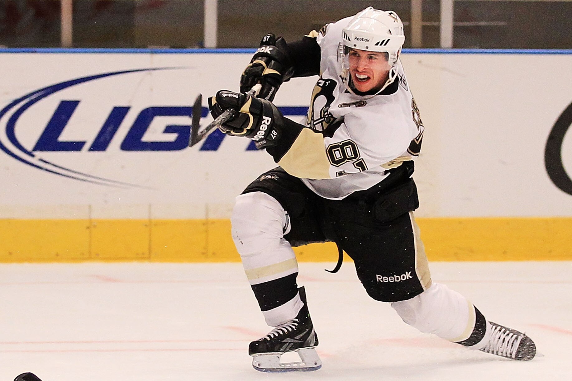 NEW YORK, NY - NOVEMBER 29:  Sidney Crosby #87 of the Pittsburgh Penguins attacks against the New York Rangers during their game on November 29, 2010 at Madison Square Garden in New York City.  (Photo by Chris McGrath/Getty Images)