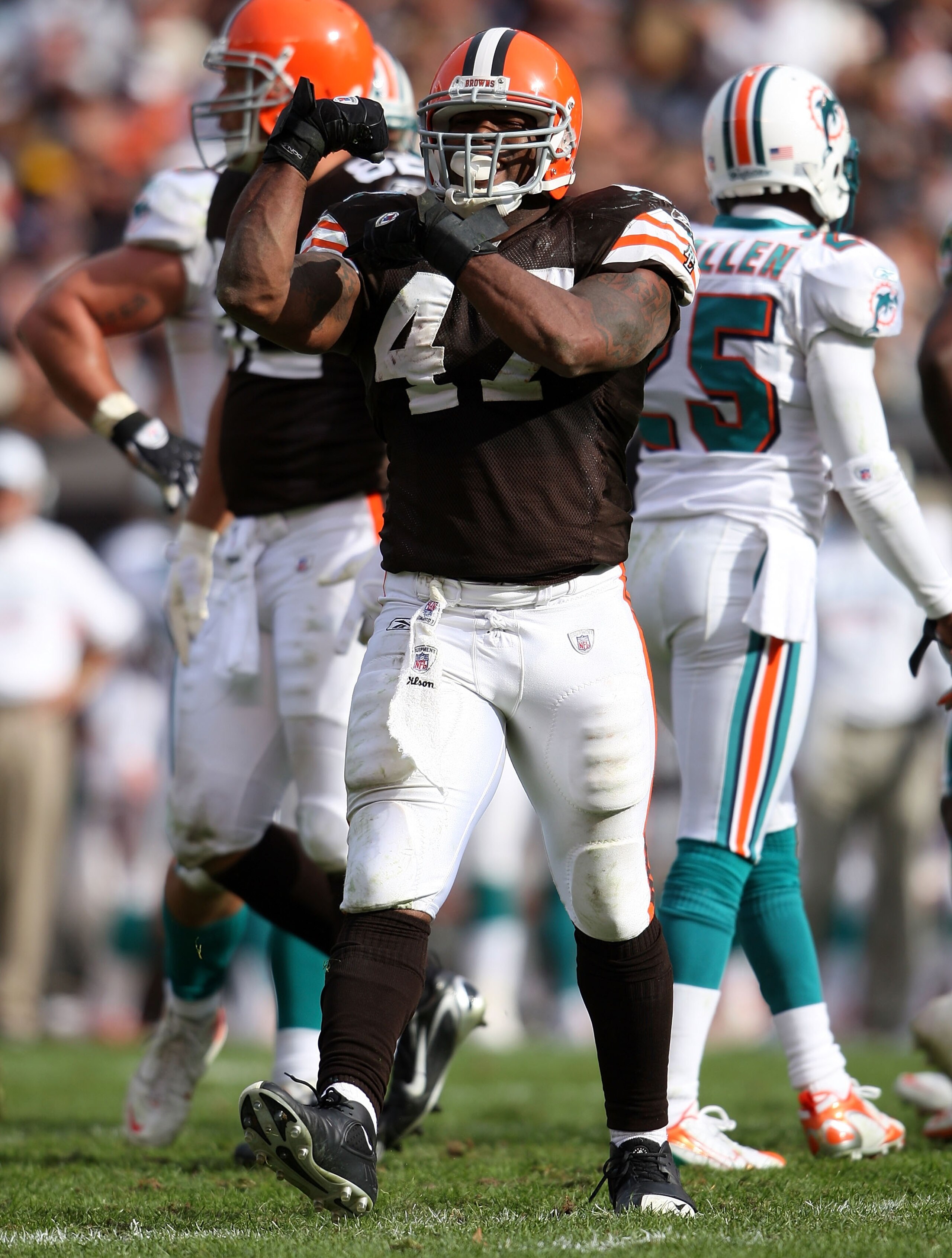 CLEVELAND - OCTOBER 14:  Lawrence Vickers #47 of the Cleveland Browns gestures to the crowd after gaining a first down at Cleveland Browns Stadium October 14, 2007 in Cleveland, Ohio.  (Photo by Andy Lyons/Getty Images)