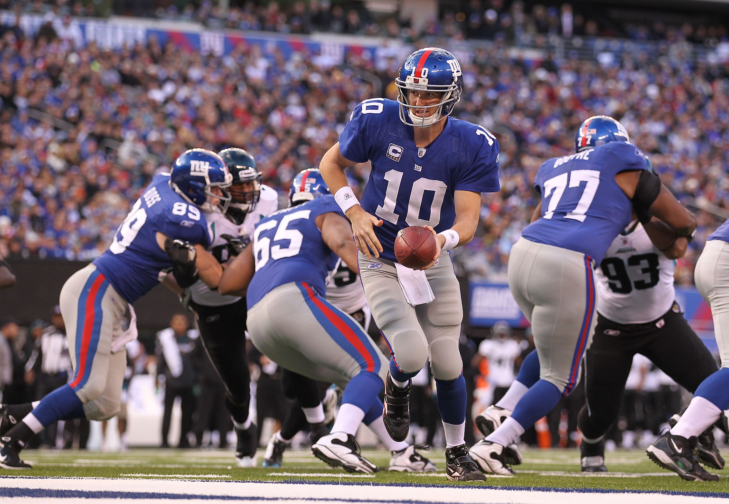 EAST RUTHERFORD, NJ - NOVEMBER 28:  Eli Manning #10 of the New York Giants in action against the Jacksonville Jaguars during their game on November 28, 2010 at The New Meadowlands Stadium in East Rutherford, New Jersey.  (Photo by Al Bello/Getty Images)